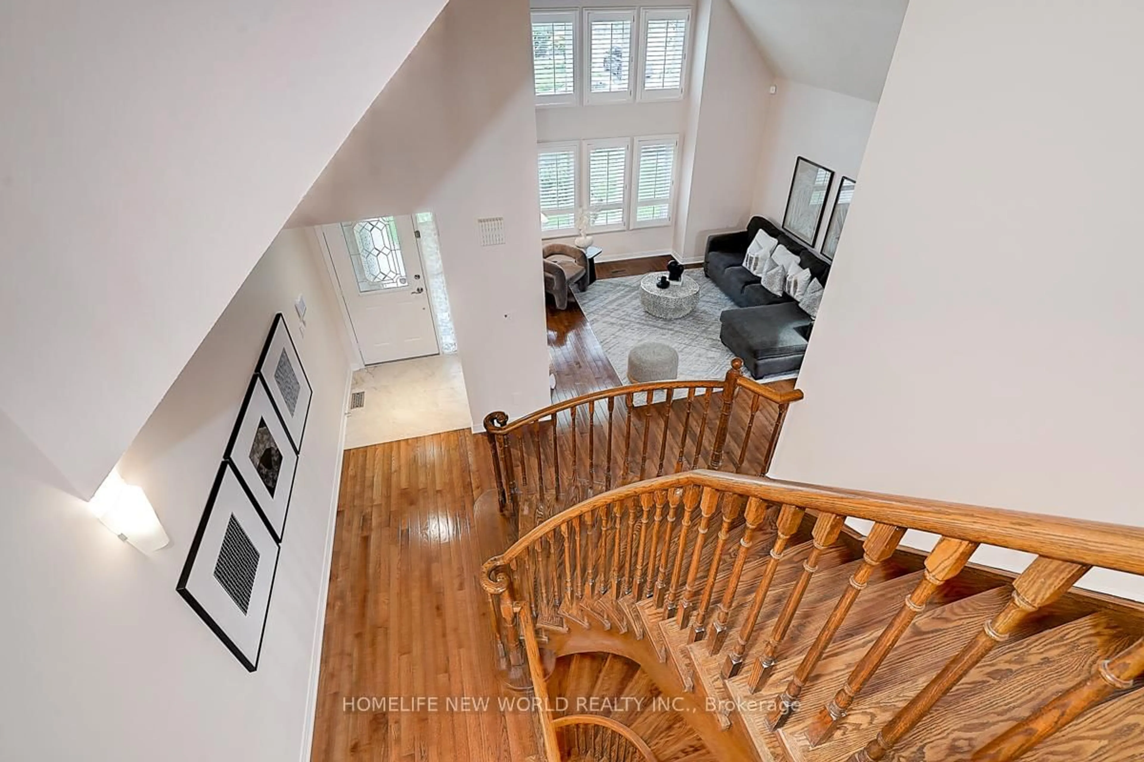 Indoor foyer for 35 Hedgewood Dr, Markham Ontario L3R 6J6