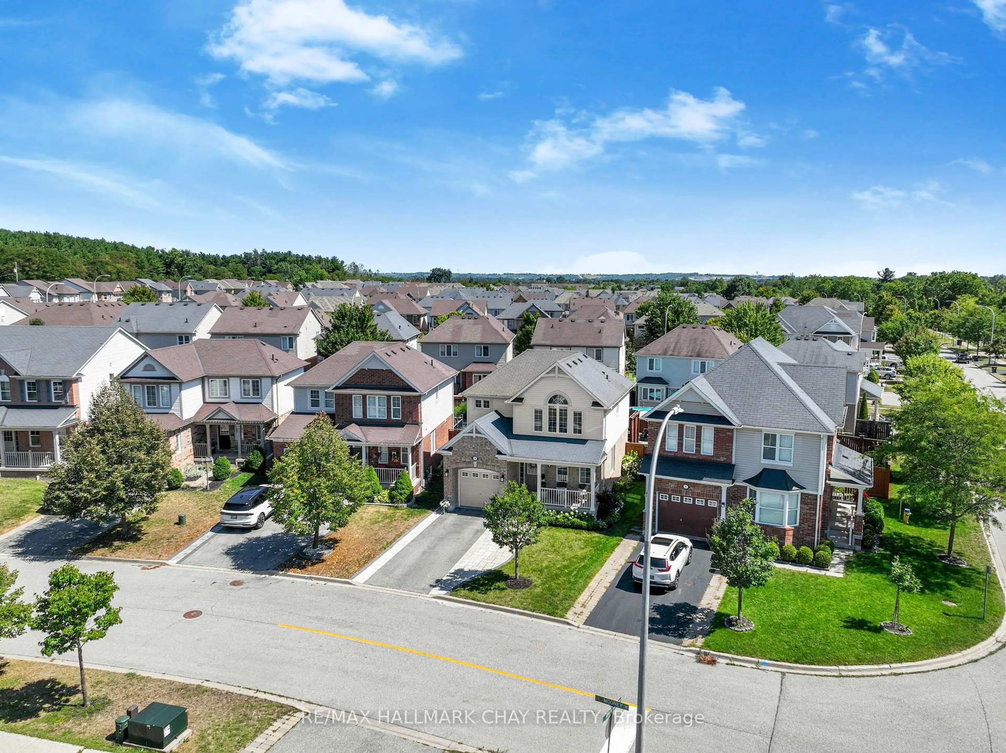 A pic from outside/outdoor area/front of a property/back of a property/a pic from drone, mountain view for 3 Mooney Tr, New Tecumseth Ontario L9R 0J4