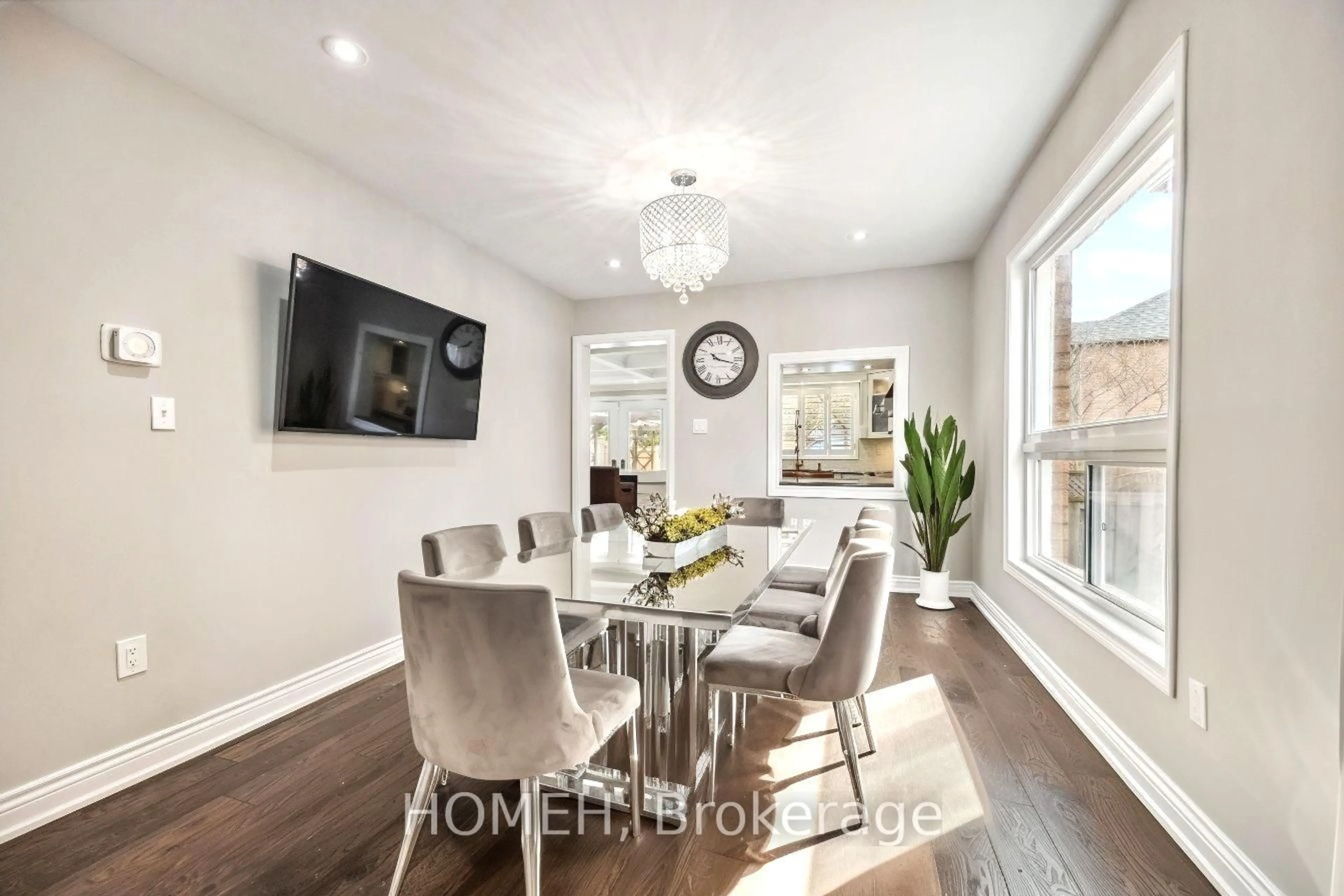 Dining room, wood/laminate floor for 11 Bonny Meadows Dr, Aurora Ontario L4G 6M6