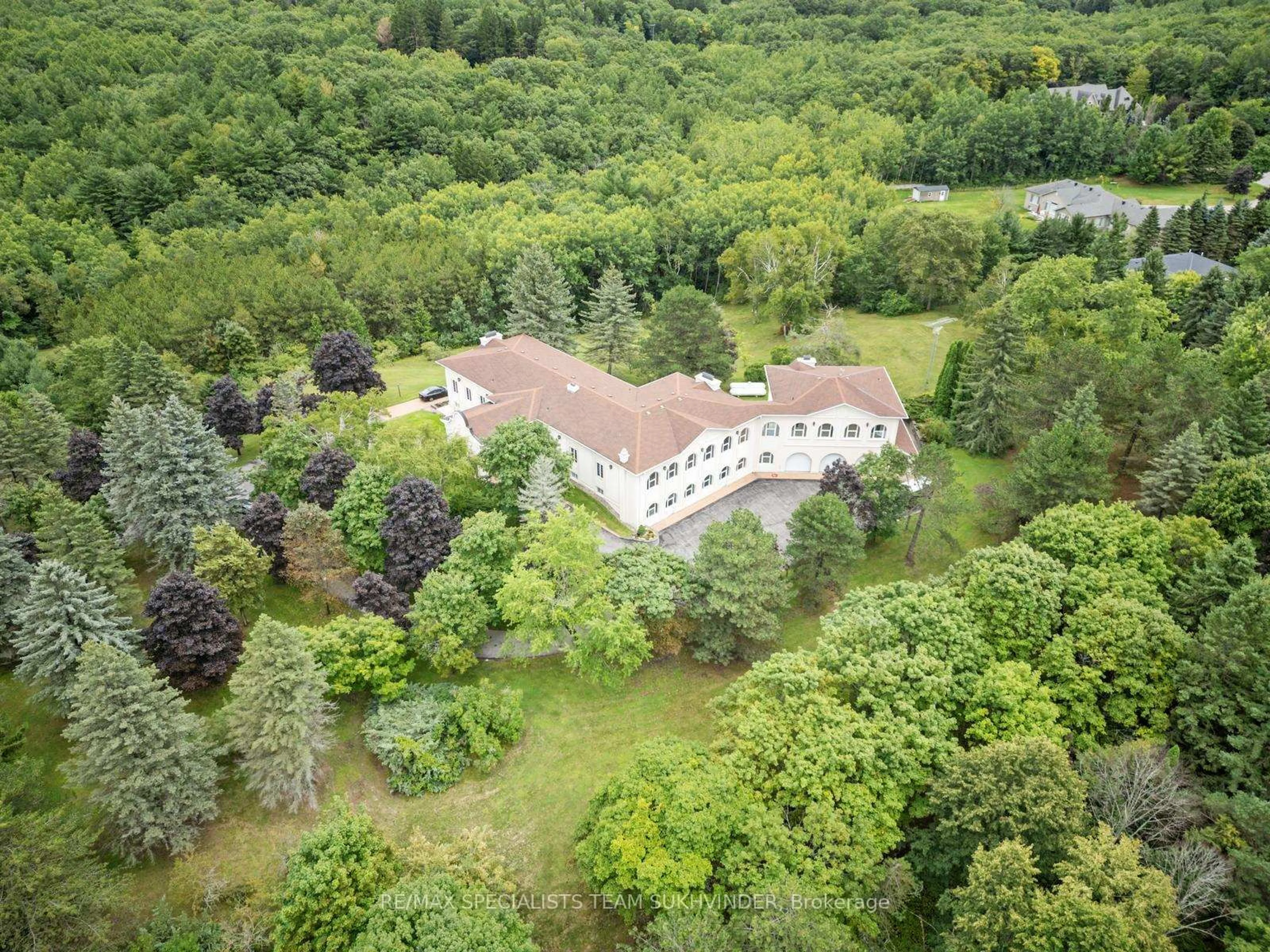 A pic from outside/outdoor area/front of a property/back of a property/a pic from drone, forest/trees view for 409 Dearbourne Ave, King Ontario L7B 1A3
