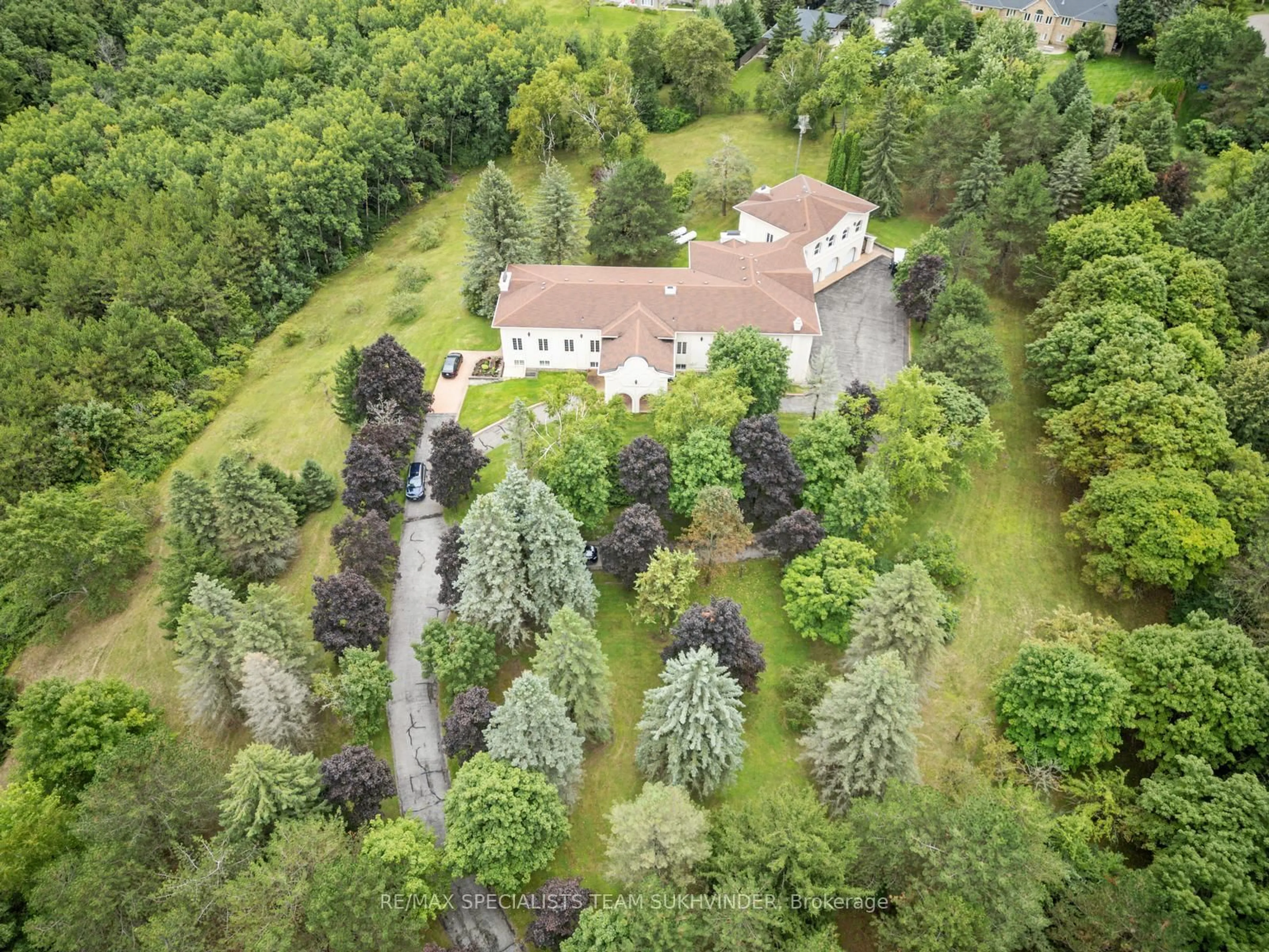 A pic from outside/outdoor area/front of a property/back of a property/a pic from drone, forest/trees view for 409 Dearbourne Ave, King Ontario L7B 1A3