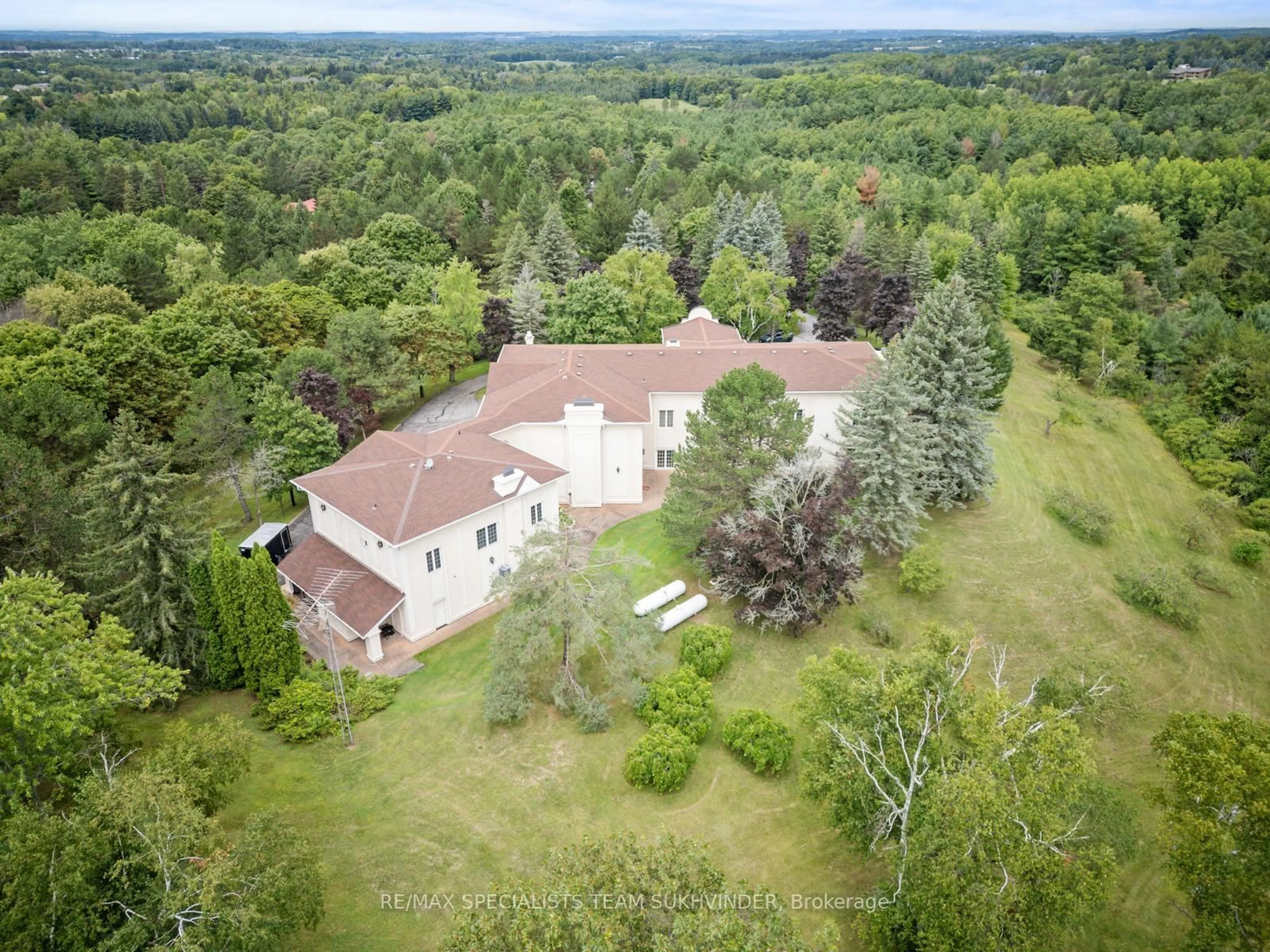 A pic from outside/outdoor area/front of a property/back of a property/a pic from drone, forest/trees view for 409 Dearbourne Ave, King Ontario L7B 1A3