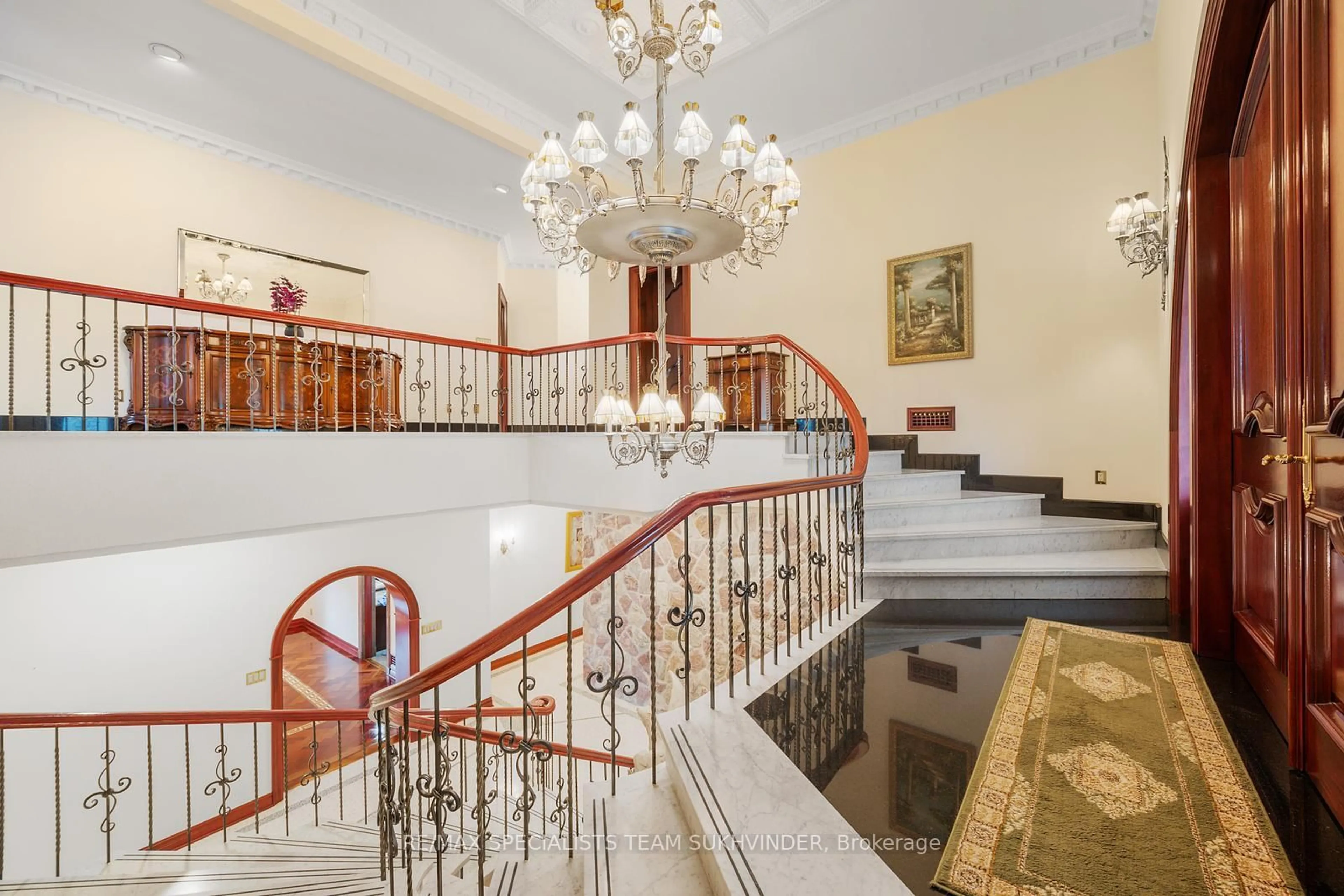 Indoor foyer for 409 Dearbourne Ave, King Ontario L7B 1A3