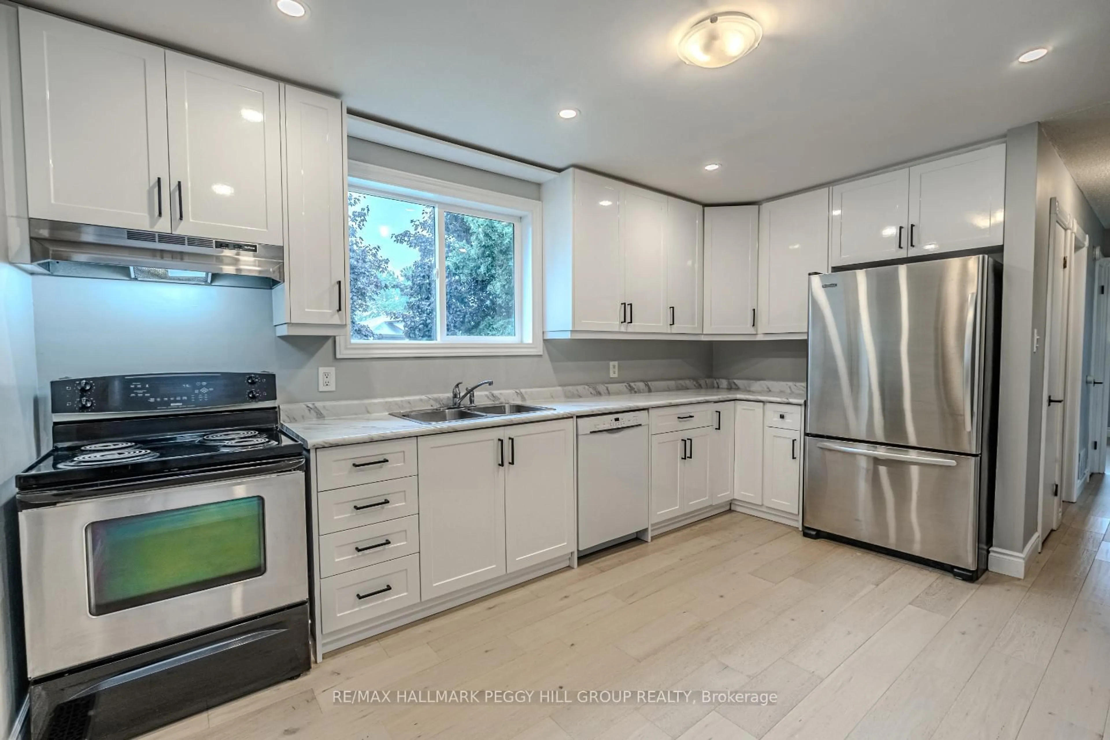 Open concept kitchen, ceramic/tile floor for 388 Parkwood Ave, Bradford West Gwillimbury Ontario L3Z 2W9