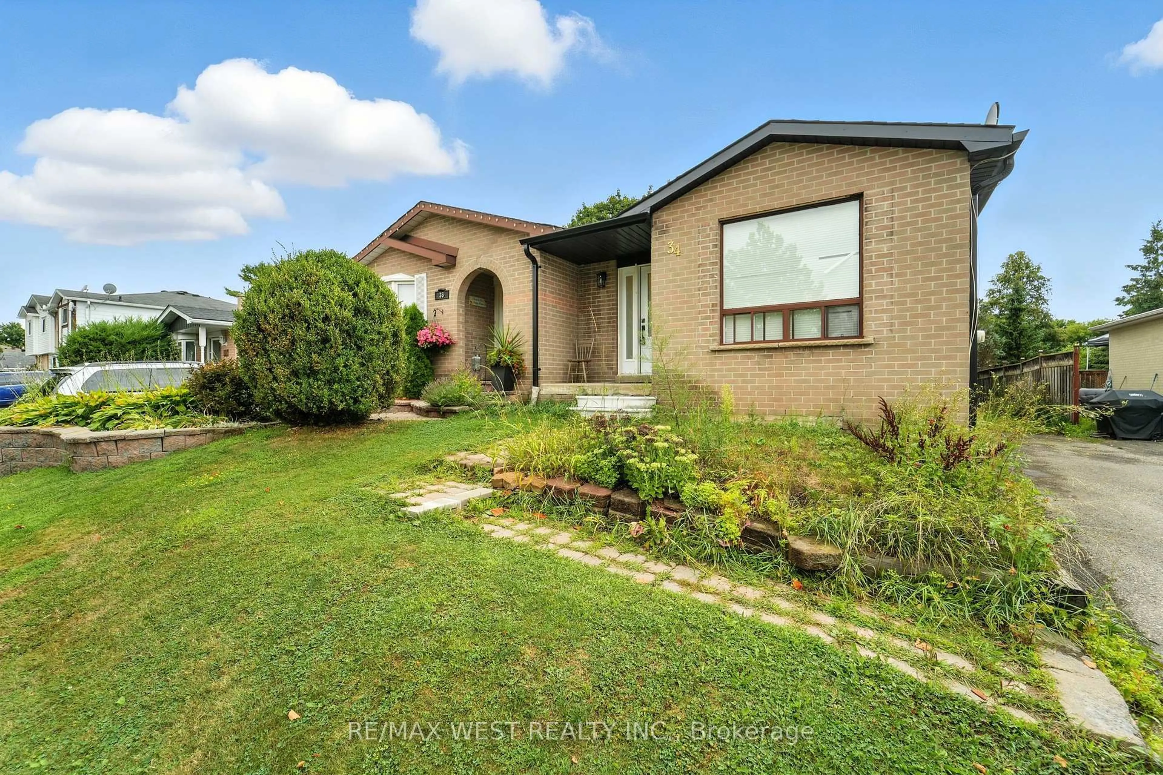 A pic from outside/outdoor area/front of a property/back of a property/a pic from drone, street for 34 Stewart Ave, New Tecumseth Ontario L9R 1C8