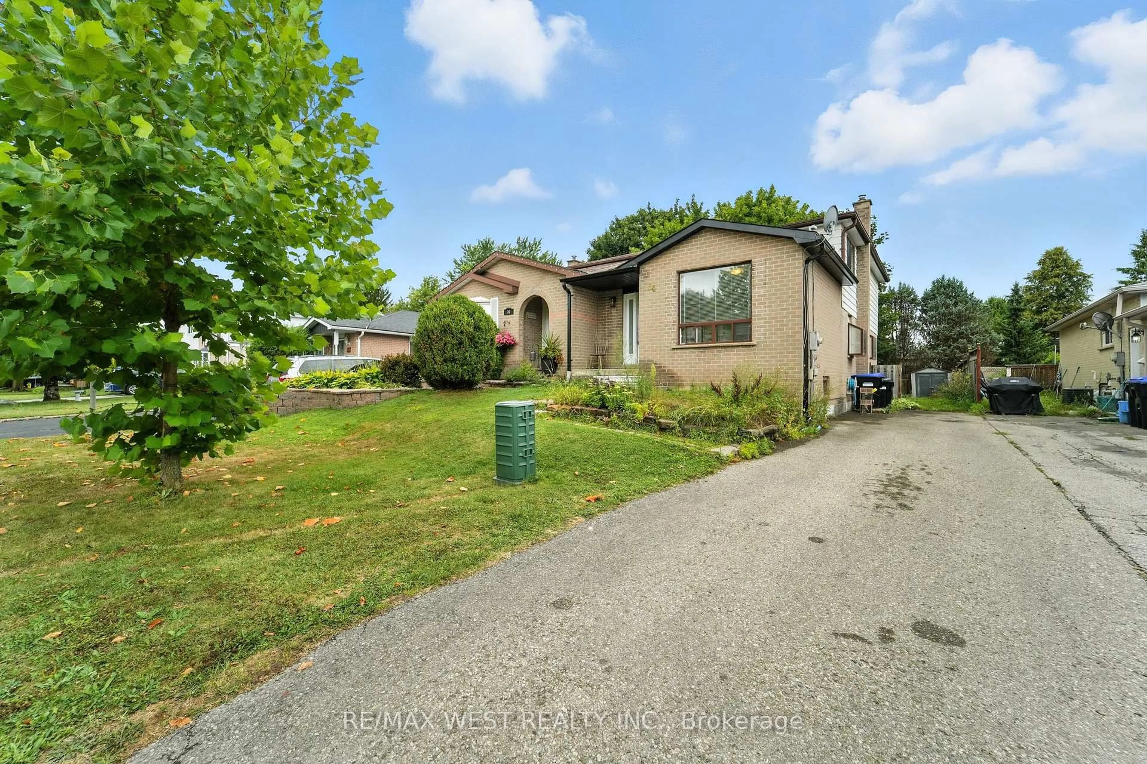 A pic from outside/outdoor area/front of a property/back of a property/a pic from drone, street for 34 Stewart Ave, New Tecumseth Ontario L9R 1C8