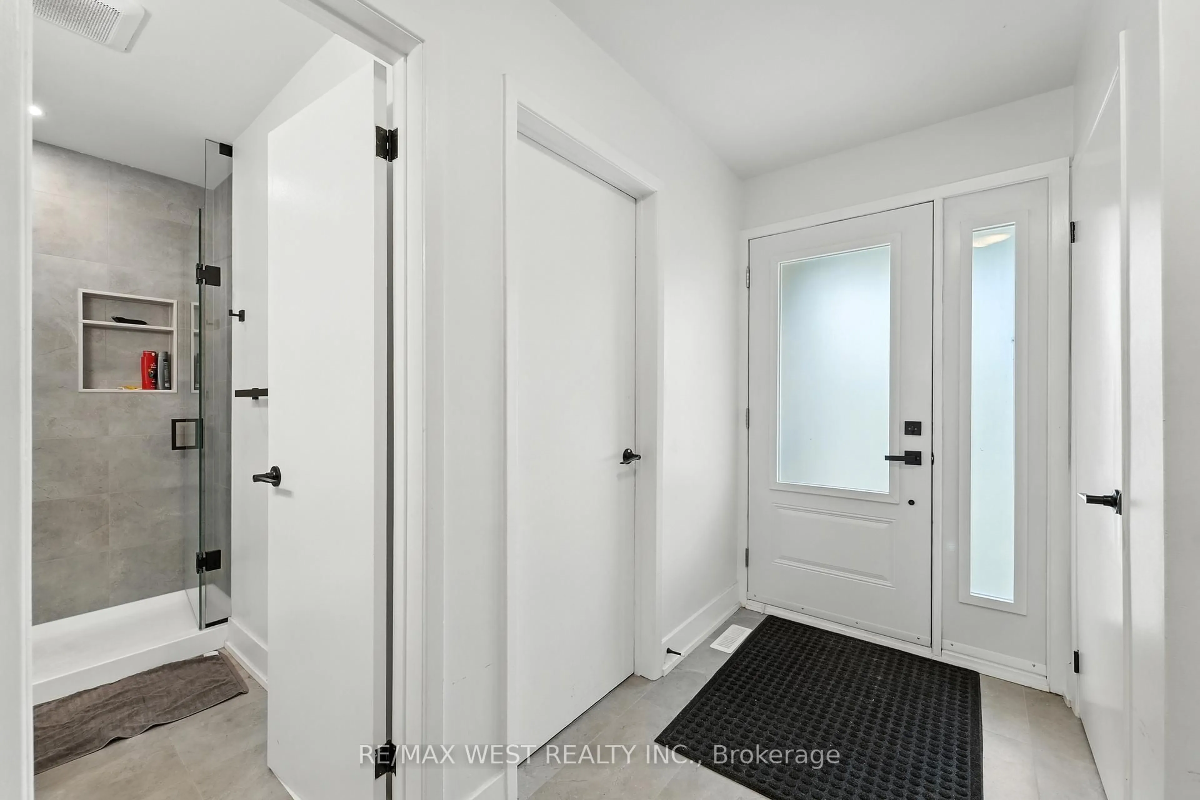 Indoor entryway for 34 Stewart Ave, New Tecumseth Ontario L9R 1C8