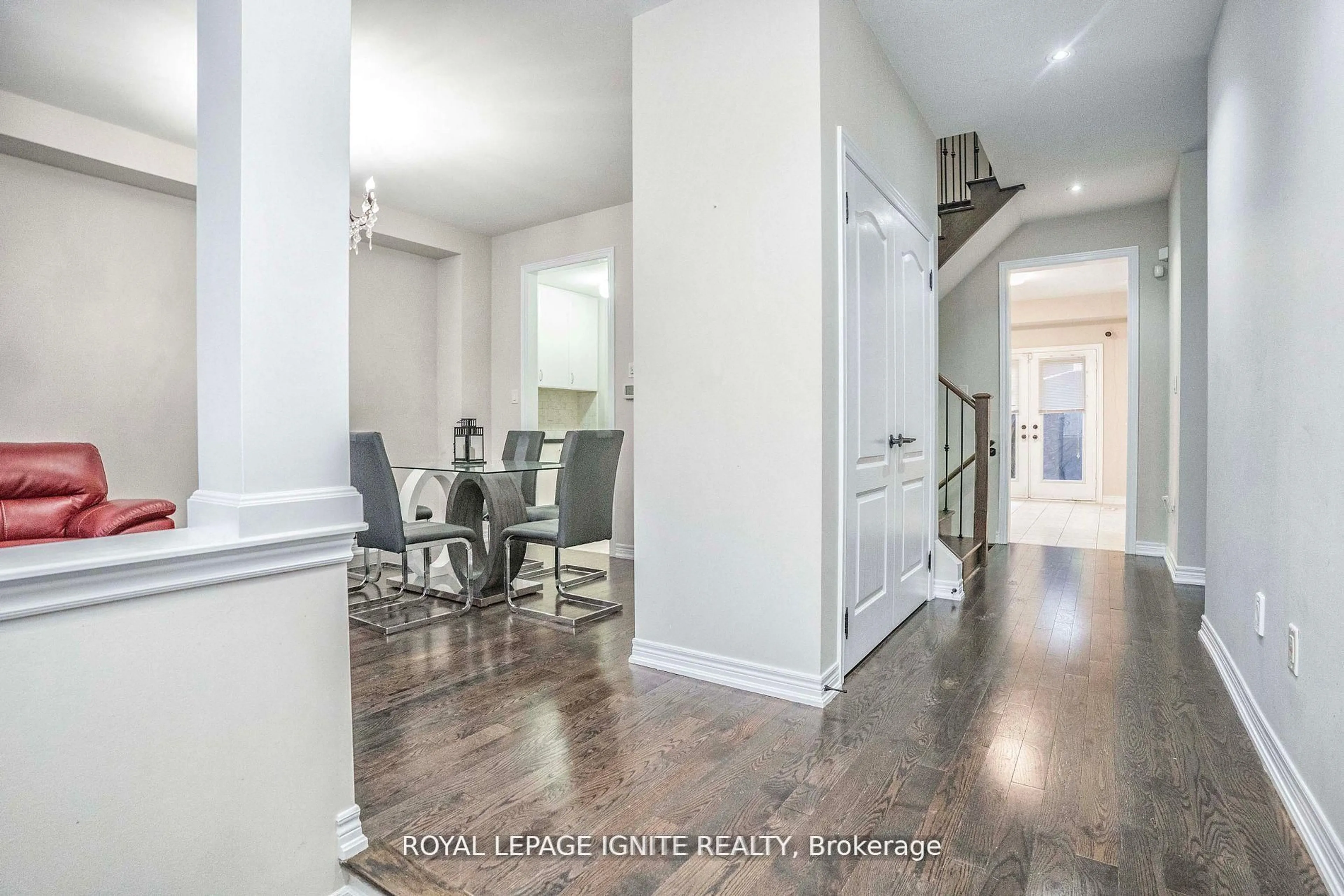 Indoor entryway for 1382 Dallman St, Innisfil Ontario L0L 1W0