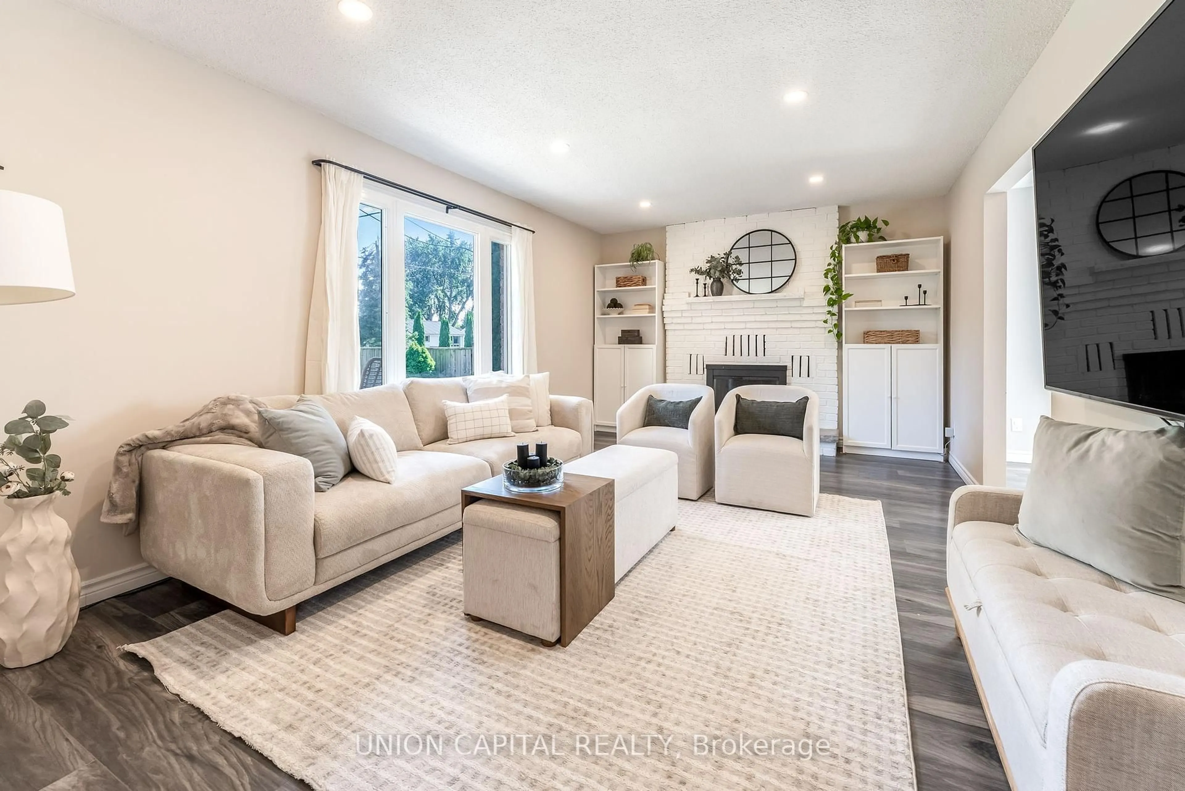 Living room with furniture, unknown for 350 Hollywood Dr, Georgina Ontario L4P 3A1