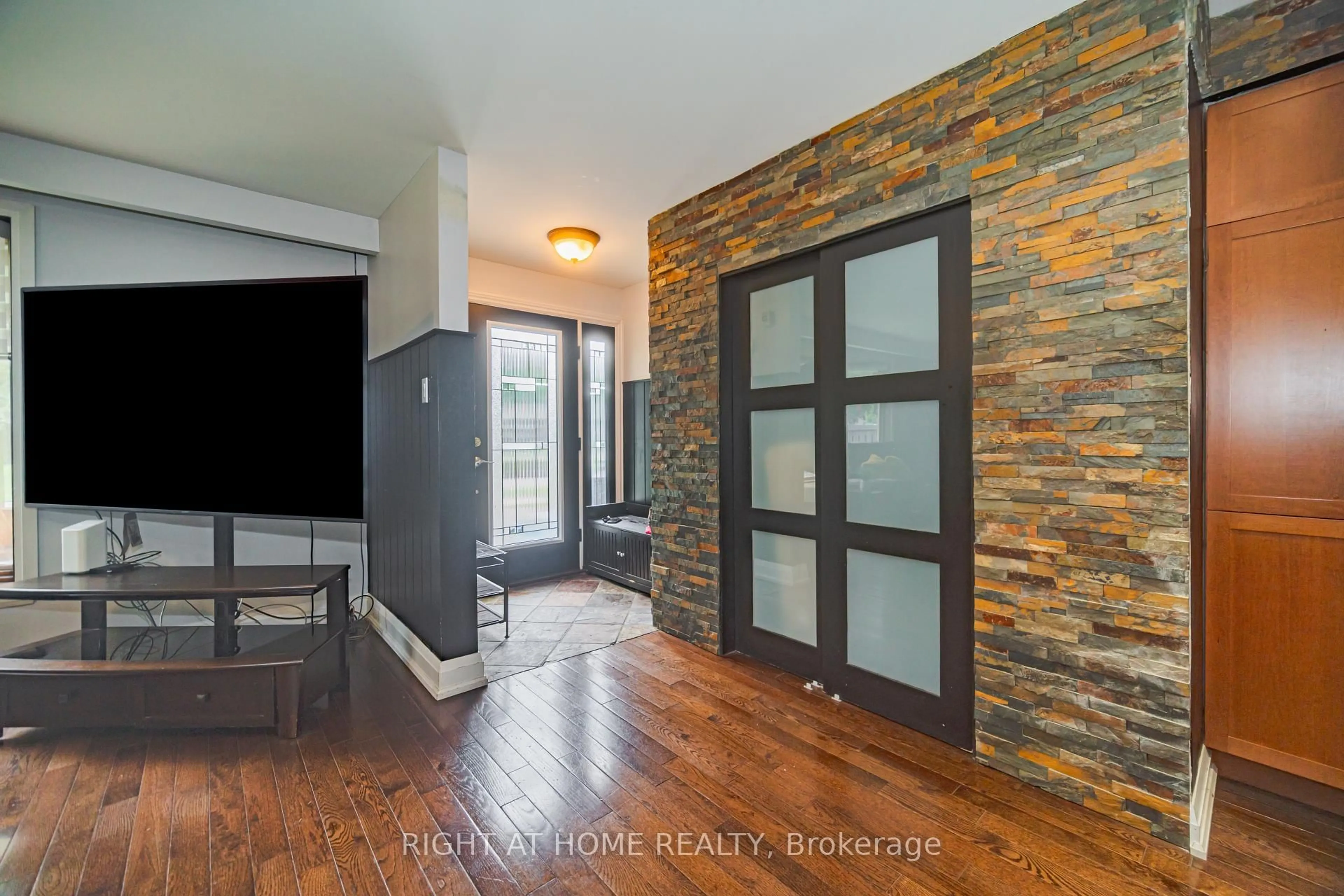 Indoor entryway for 4 Devins Dr, Aurora Ontario L4G 2Z1