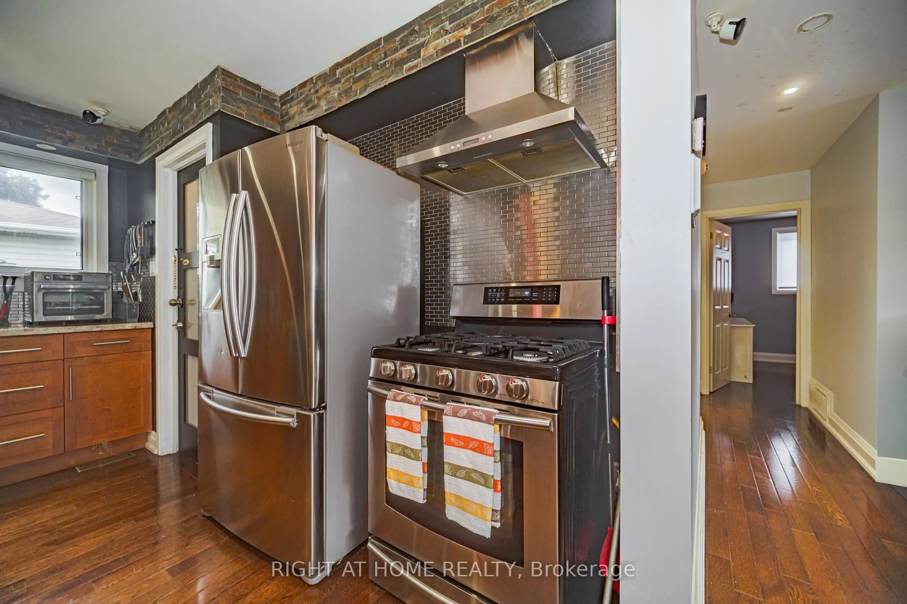 Standard kitchen, unknown for 4 Devins Dr, Aurora Ontario L4G 2Z1