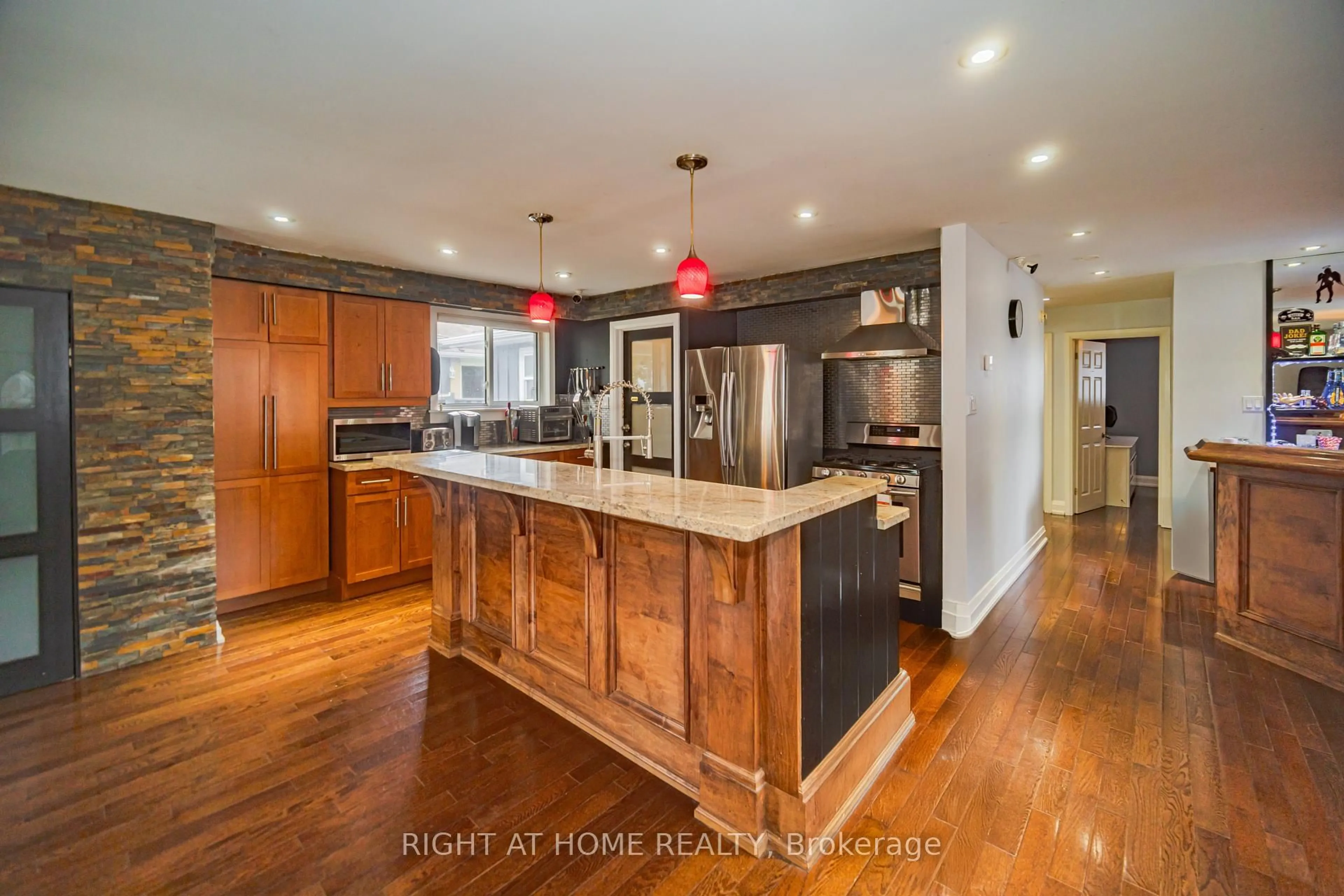 Open concept kitchen, wood/laminate floor for 4 Devins Dr, Aurora Ontario L4G 2Z1