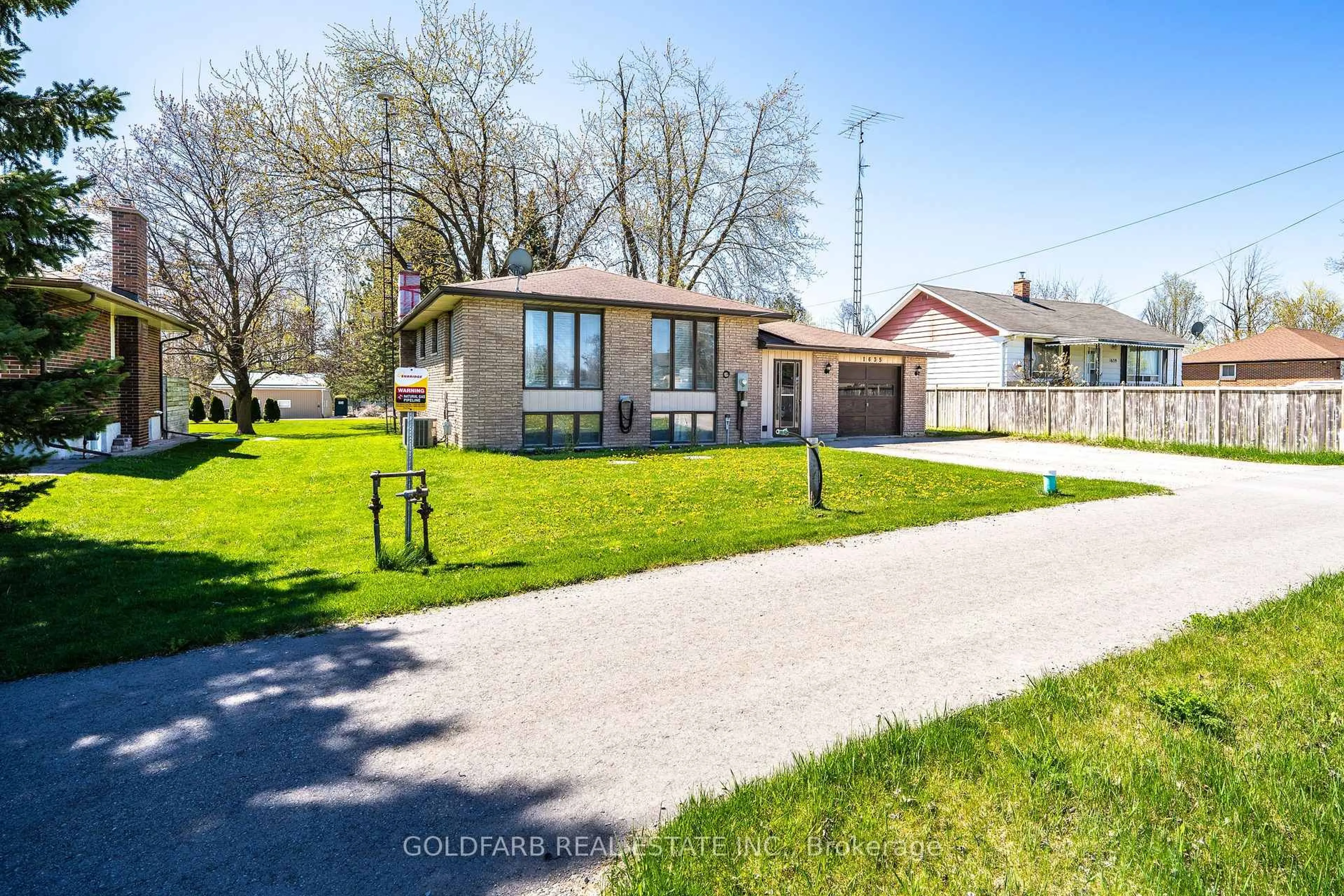 A pic from outside/outdoor area/front of a property/back of a property/a pic from drone, street for 1635 Innisfil Beach Rd, Innisfil Ontario L9S 4B3