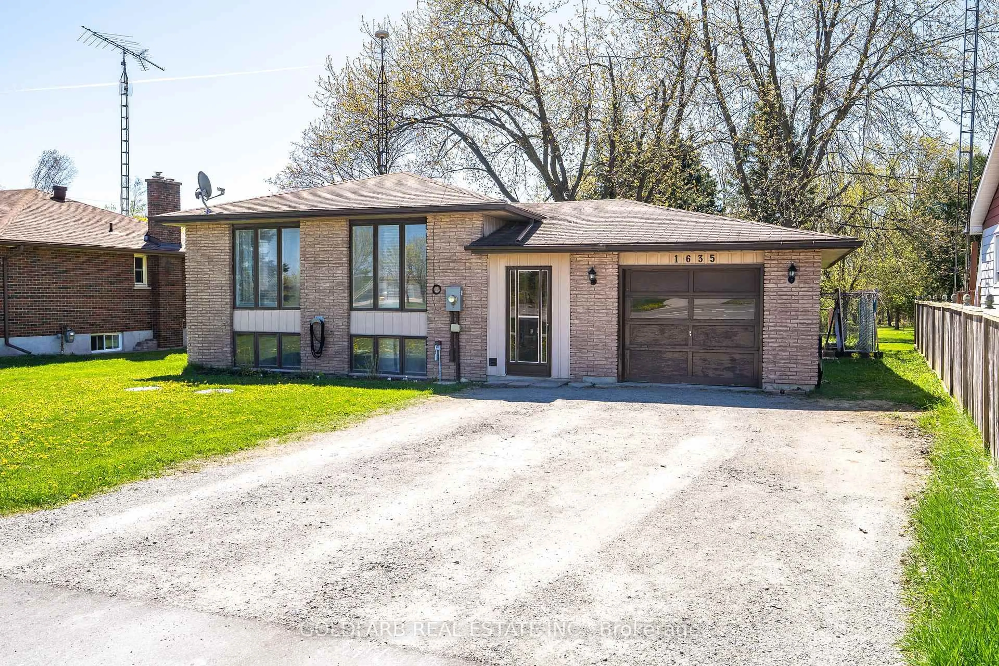 Home with brick exterior material, street for 1635 Innisfil Beach Rd, Innisfil Ontario L9S 4B3