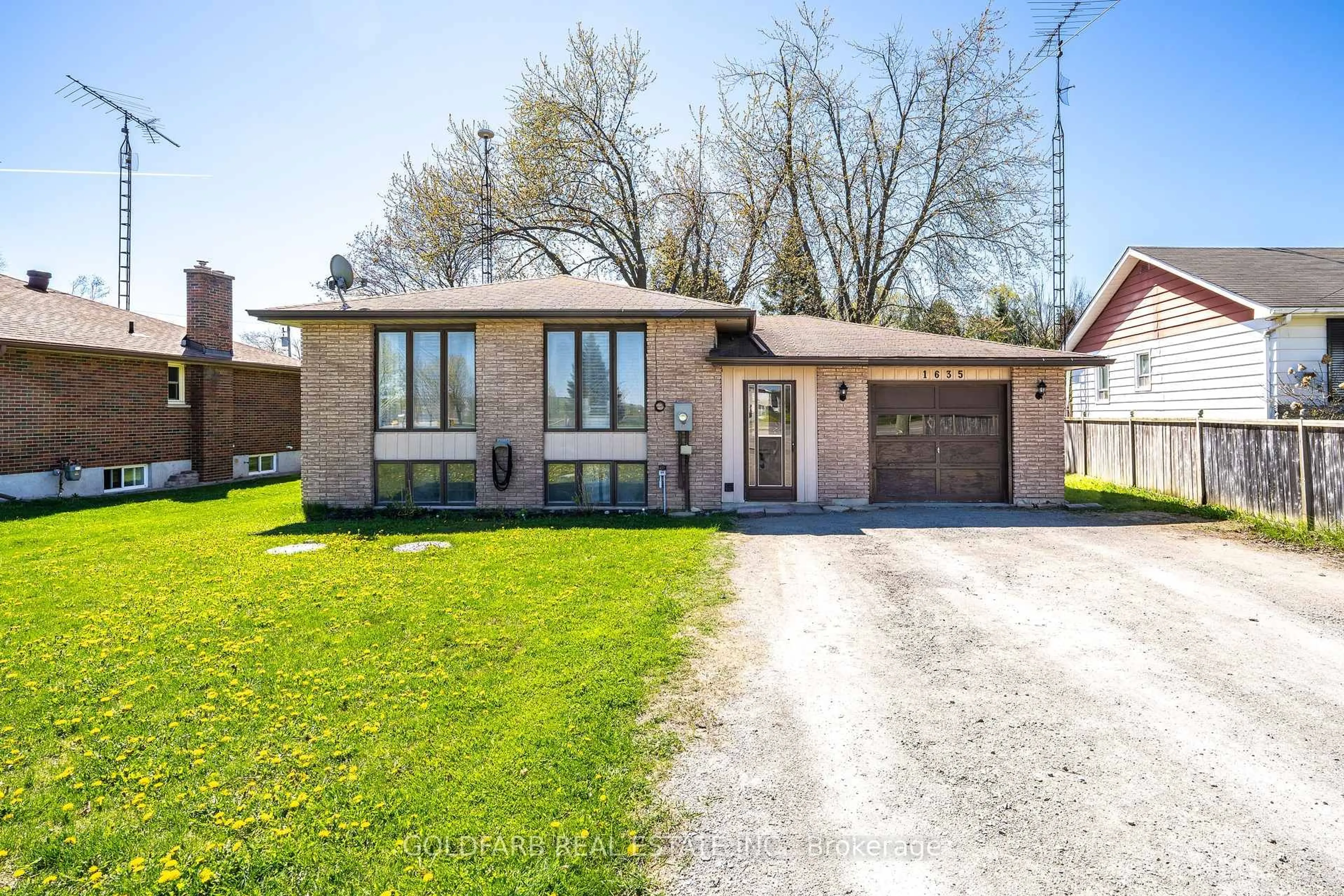 Home with brick exterior material, street for 1635 Innisfil Beach Rd, Innisfil Ontario L9S 4B3