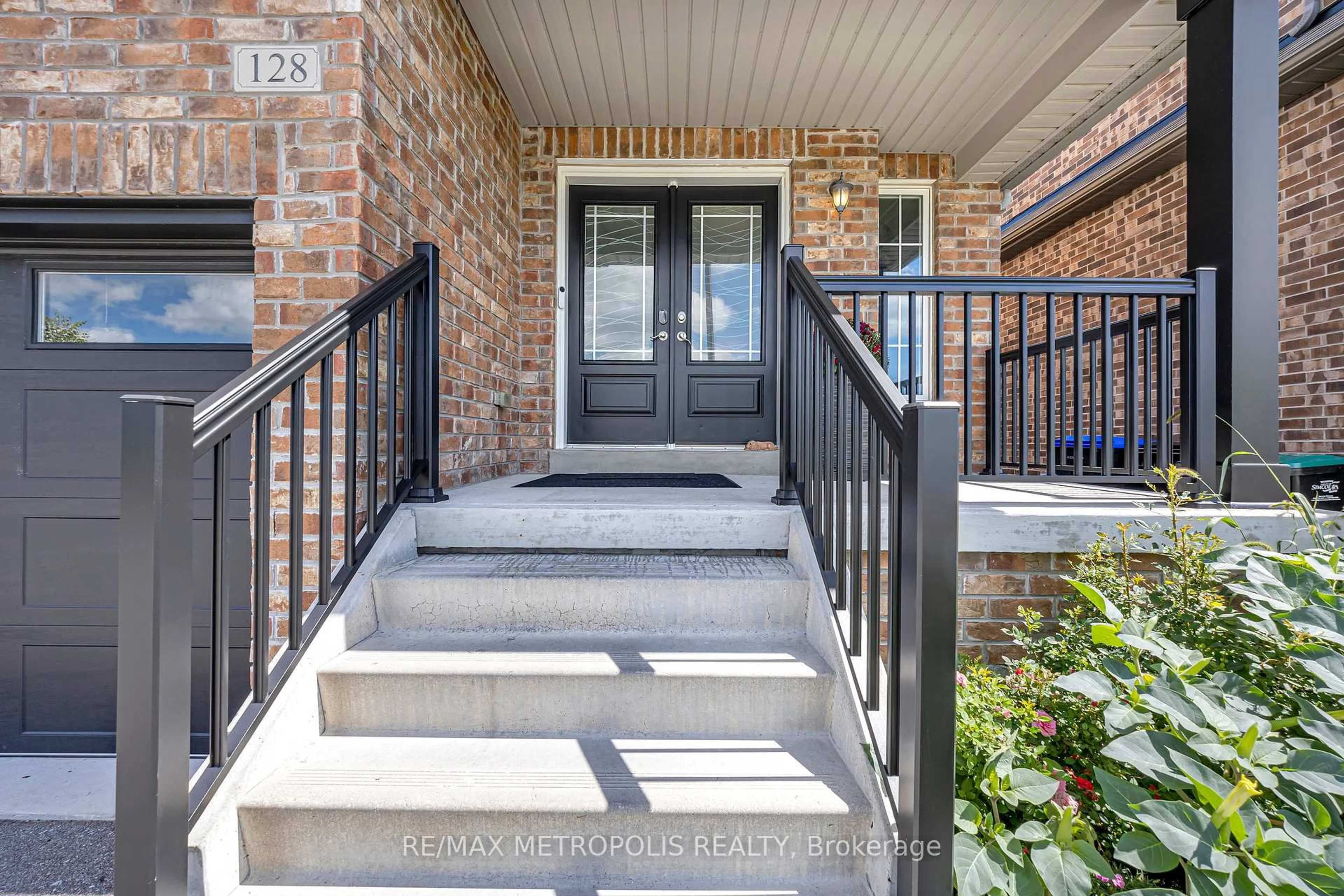 Indoor entryway for 128 Noble Dr, Bradford West Gwillimbury Ontario L3Z 0J5