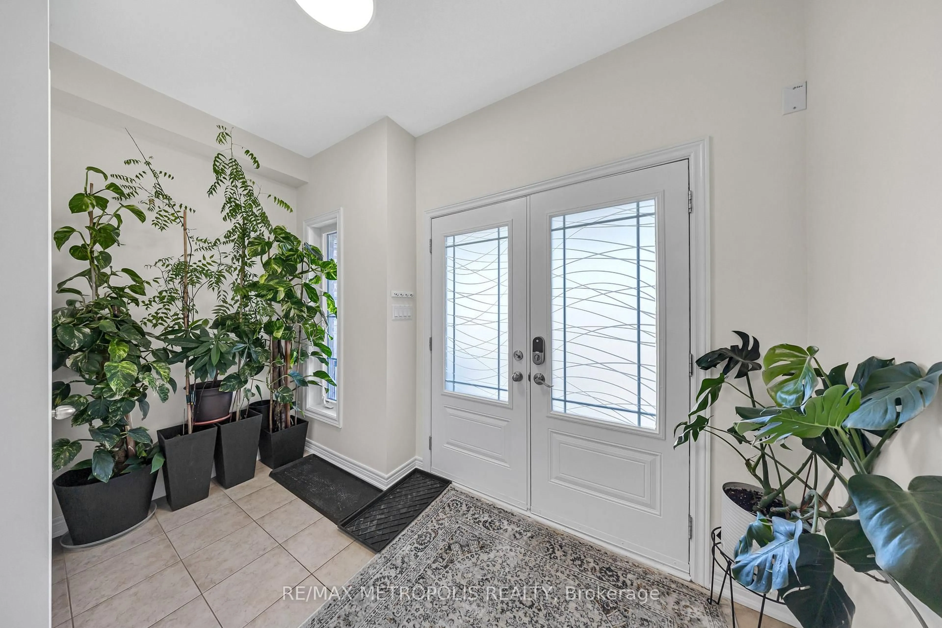 Indoor entryway for 128 Noble Dr, Bradford West Gwillimbury Ontario L3Z 0J5
