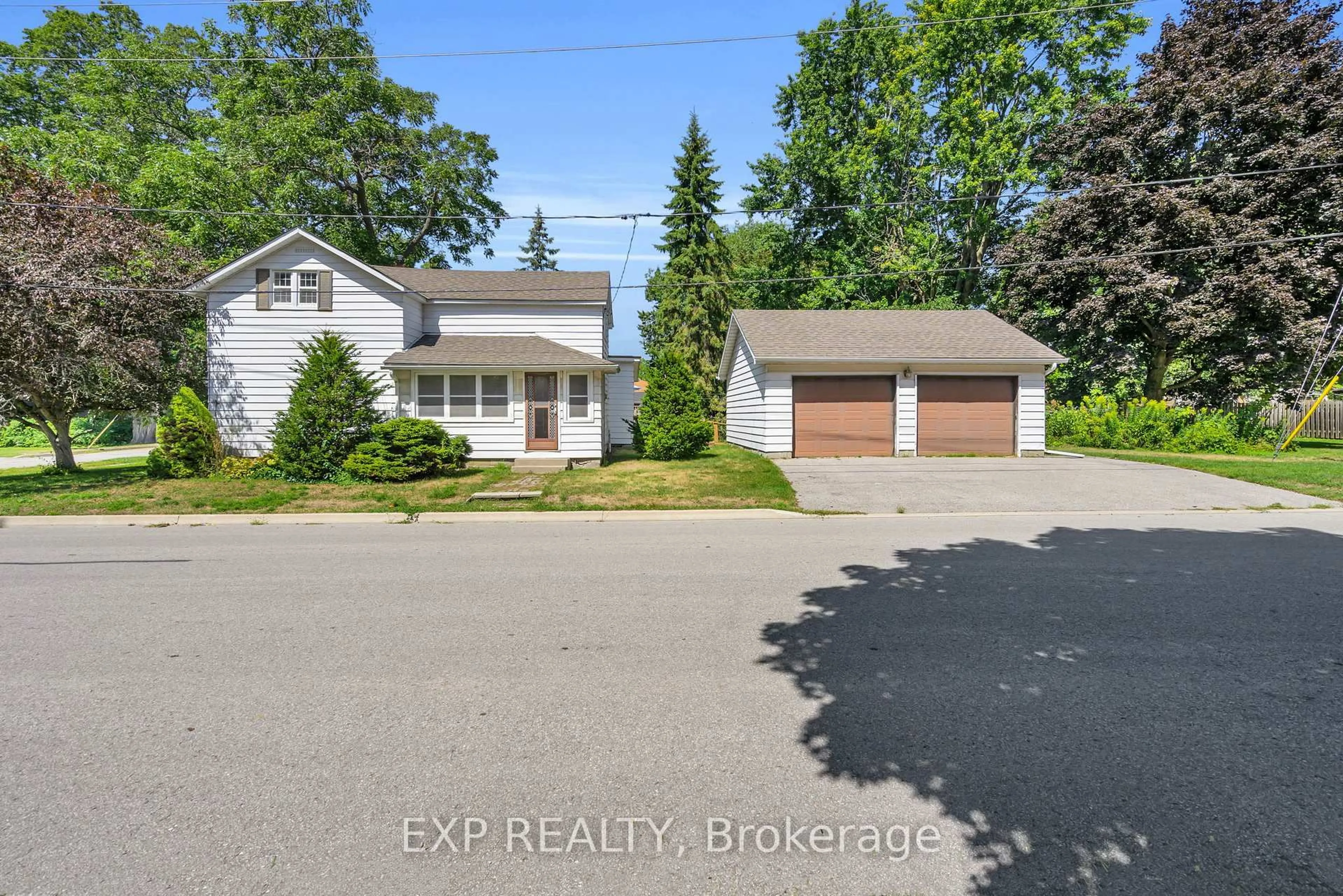 A pic from outside/outdoor area/front of a property/back of a property/a pic from drone, street for 39 River St, Georgina Ontario L0E 1R0
