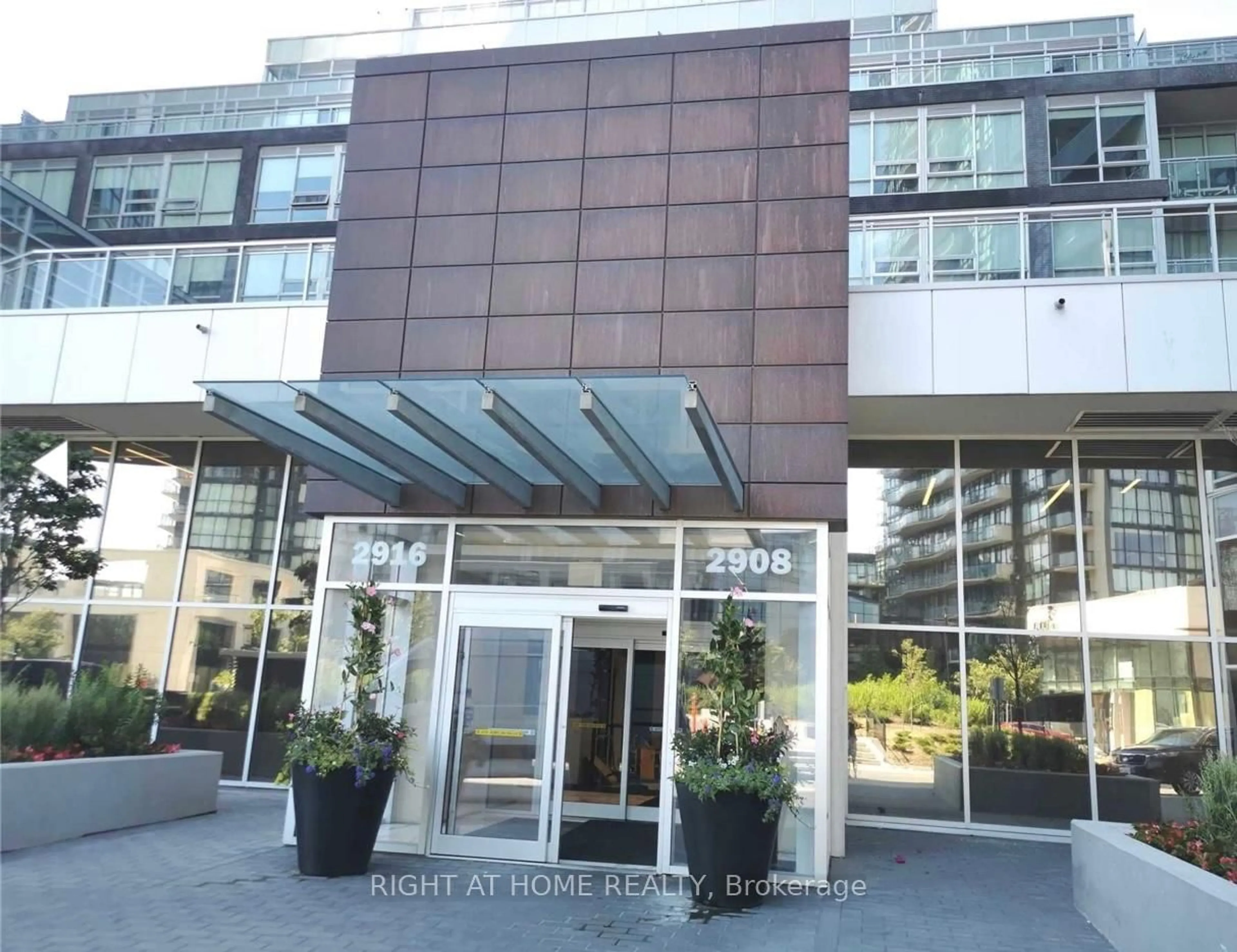 Indoor foyer for 2916 Highway 7 Rd #411, Vaughan Ontario L4K 0K6