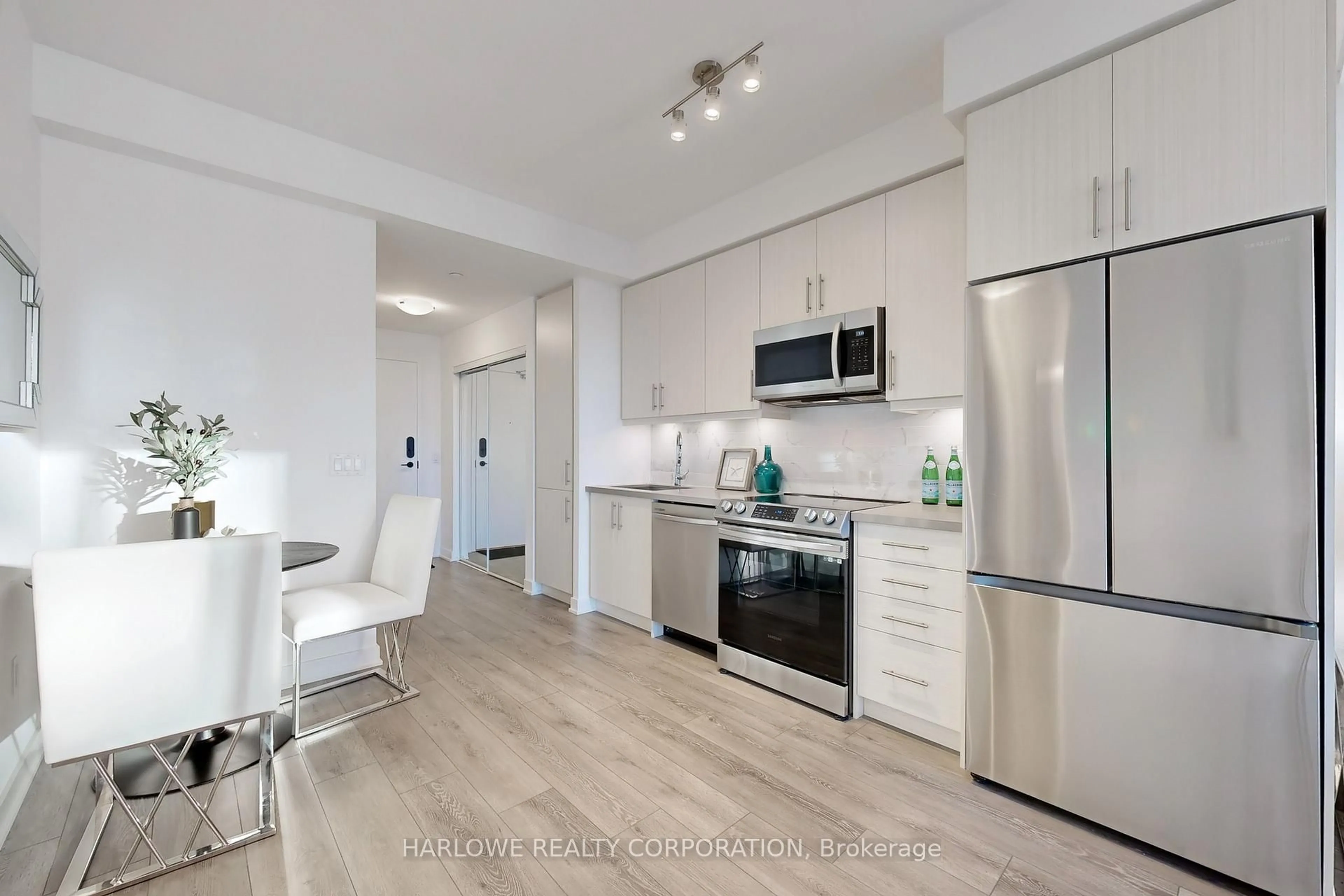 Open concept kitchen, unknown for 95 Oneida Cres #1706, Richmond Hill Ontario L4B 0H5