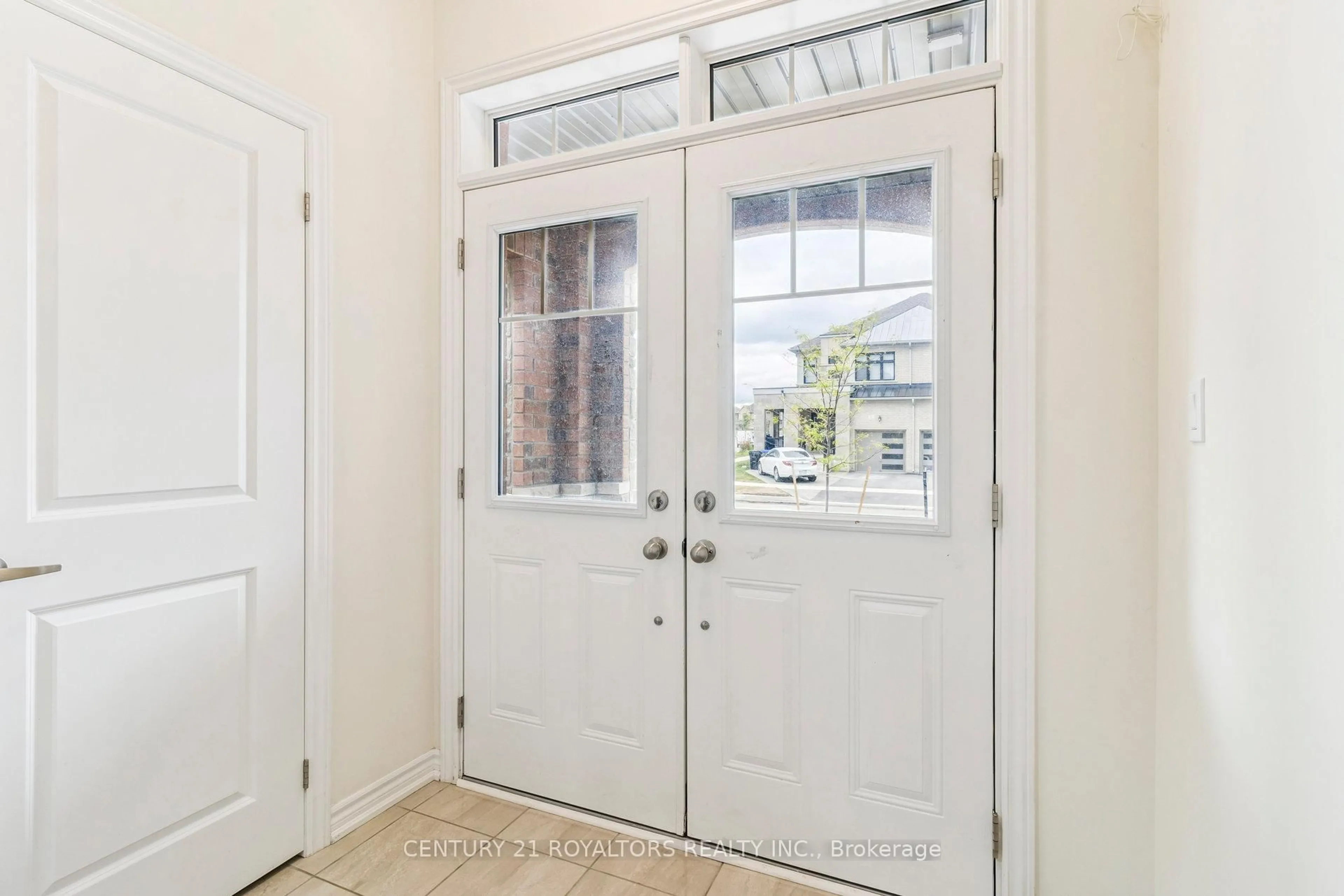Indoor entryway for 25 Ferragine Cres, Bradford West Gwillimbury Ontario L3Z 4J9