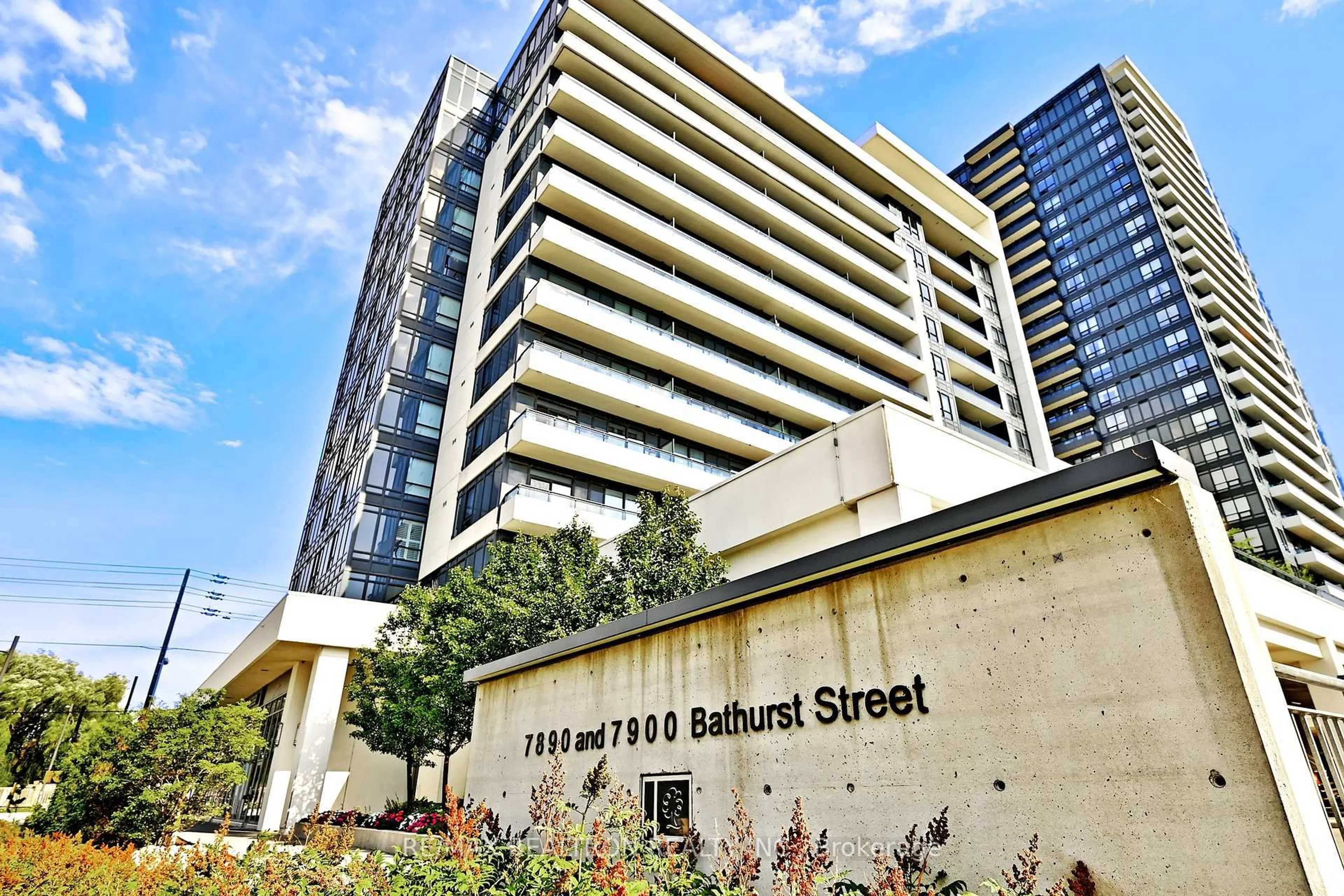 Indoor foyer for 7900 Bathurst St #1122, Vaughan Ontario L4J 0J8