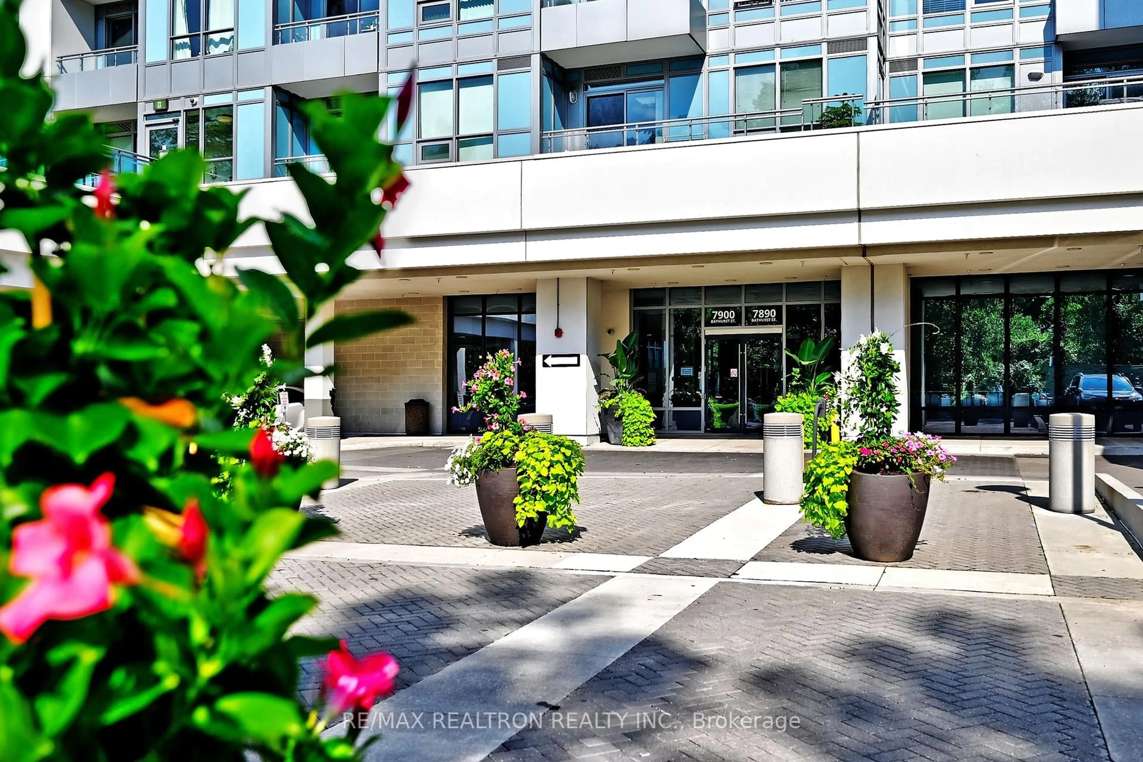 Indoor foyer for 7900 Bathurst St #1122, Vaughan Ontario L4J 0J8