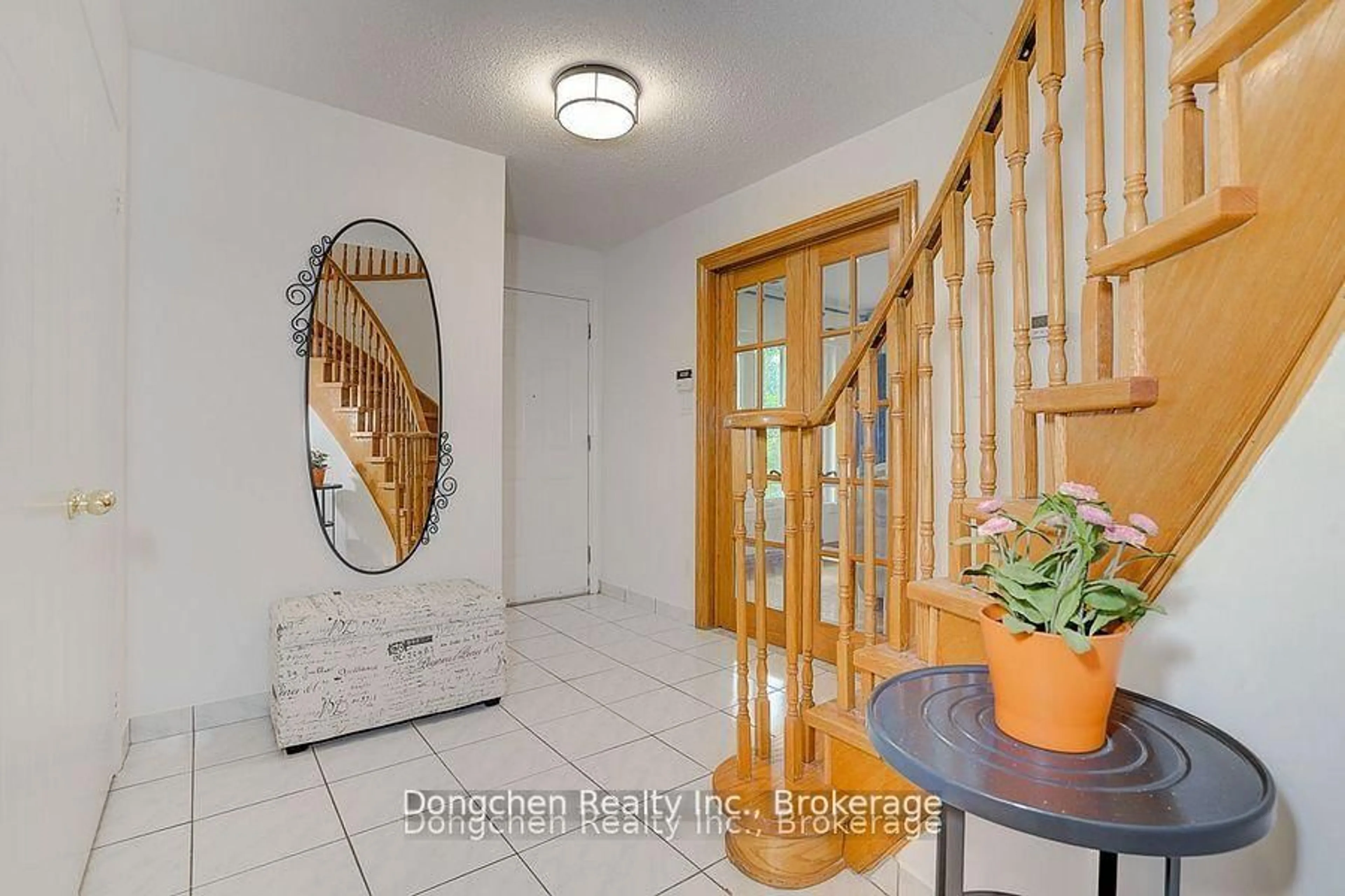 Indoor entryway for 145 Brownridge Dr, Vaughan Ontario L4J 7B6