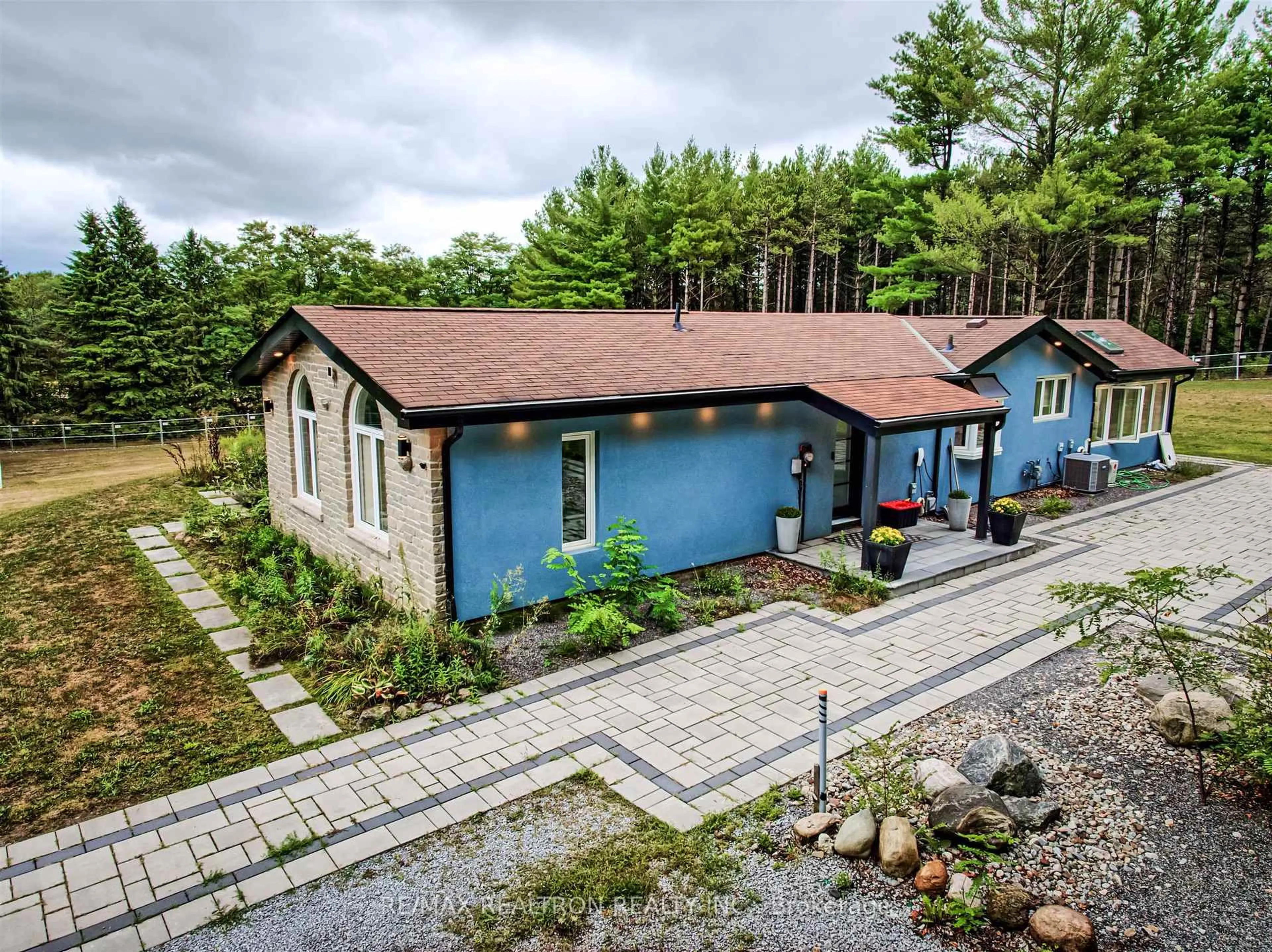 A pic from outside/outdoor area/front of a property/back of a property/a pic from drone, street for 3433 MOUNT ALBERT Rd, East Gwillimbury Ontario L0G 1V0