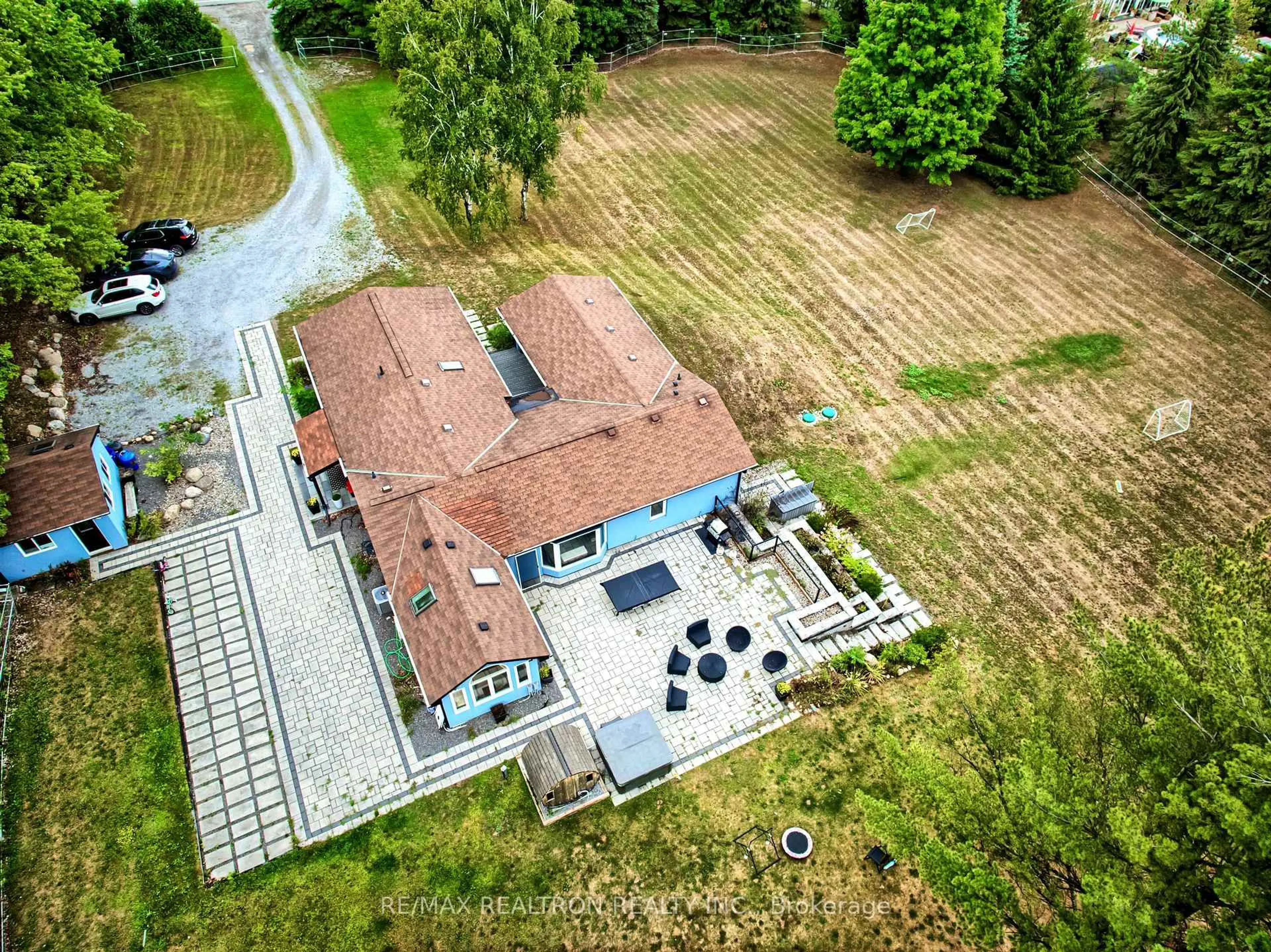 A pic from outside/outdoor area/front of a property/back of a property/a pic from drone, building for 3433 MOUNT ALBERT Rd, East Gwillimbury Ontario L0G 1V0