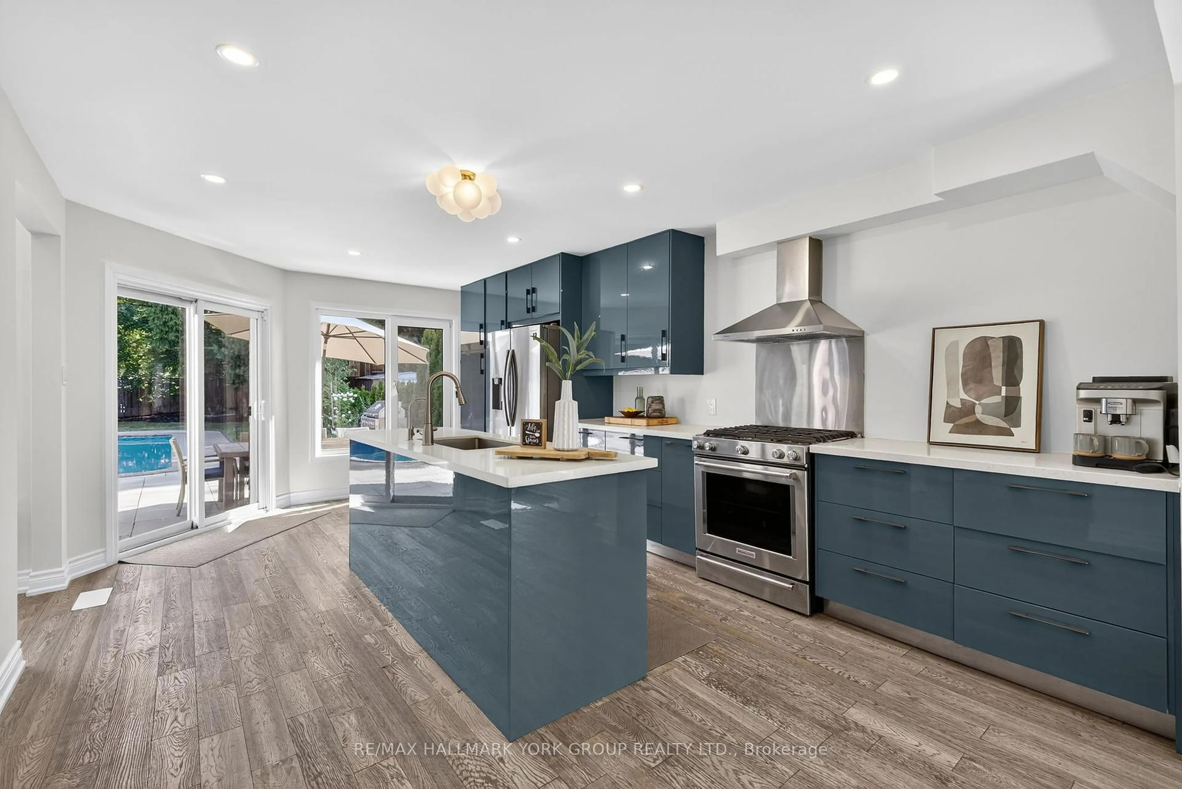 Open concept kitchen, unknown for 264 Mccaffrey Rd, Newmarket Ontario L3X 1J4