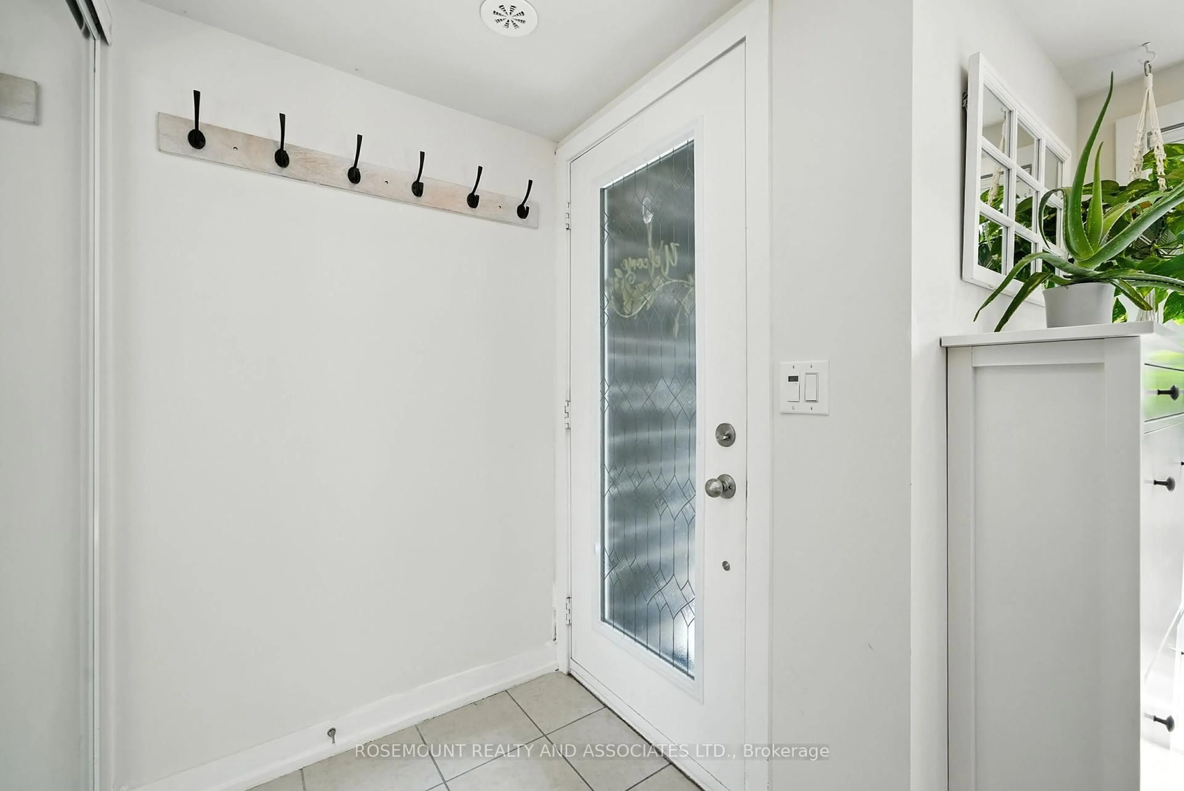 Indoor entryway for 15 Westmeath Lane #2901, Markham Ontario L6B 1N5