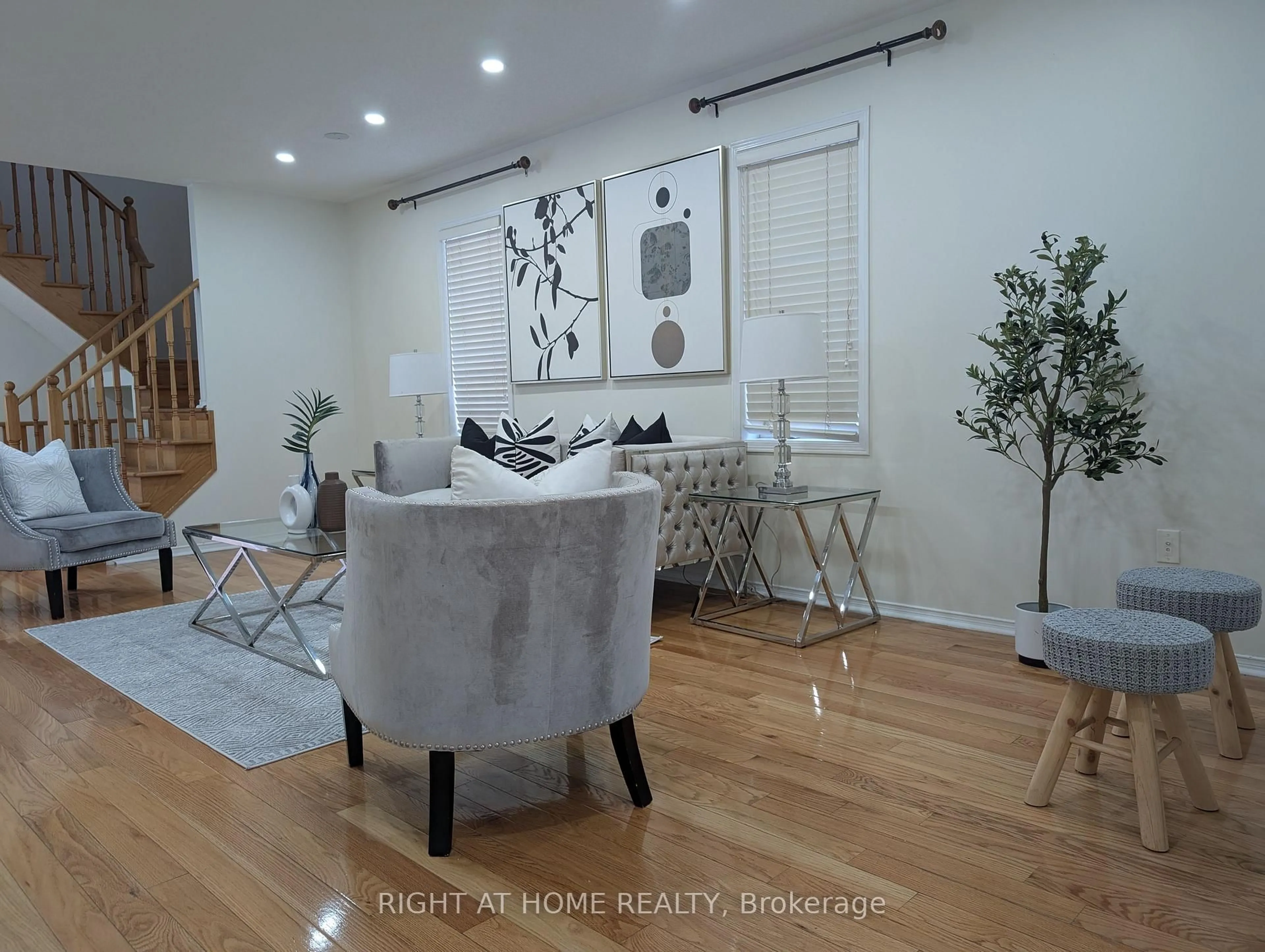 Living room with furniture, wood/laminate floor for 158 Hollywood Hill Circ, Vaughan Ontario L4H 2P2