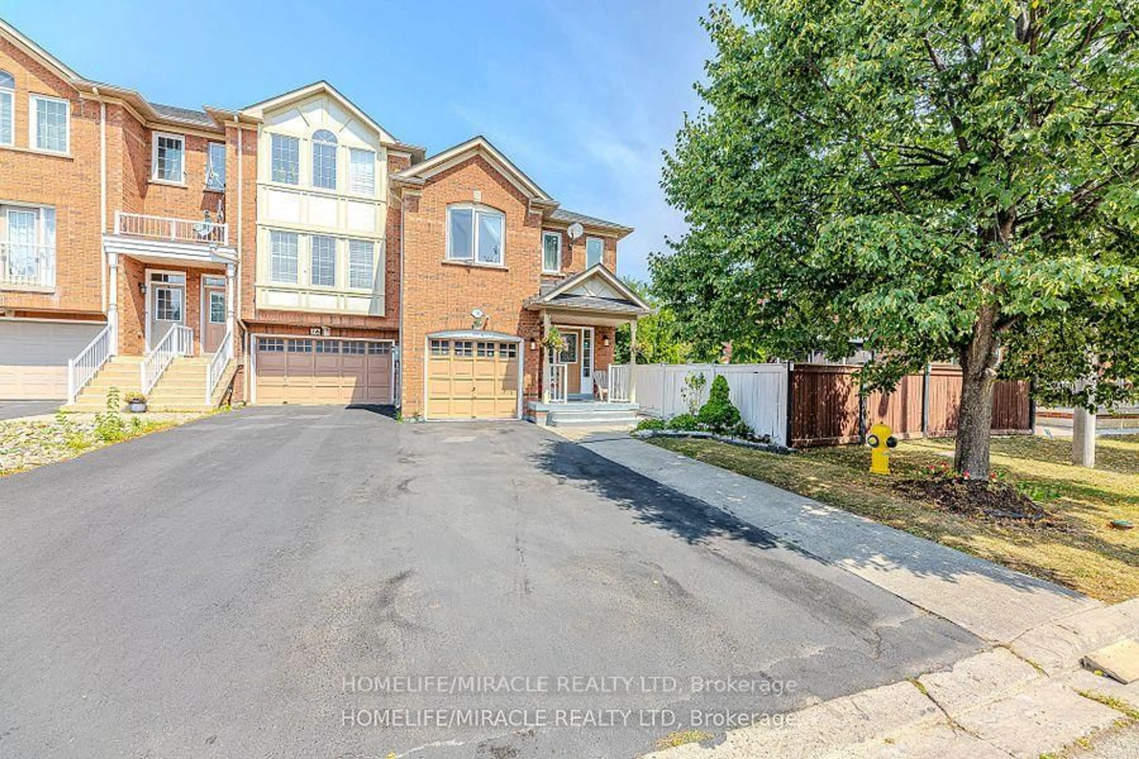 A pic from outside/outdoor area/front of a property/back of a property/a pic from drone, street for 14 Jarrett Crt, Vaughan Ontario L6A 3W4