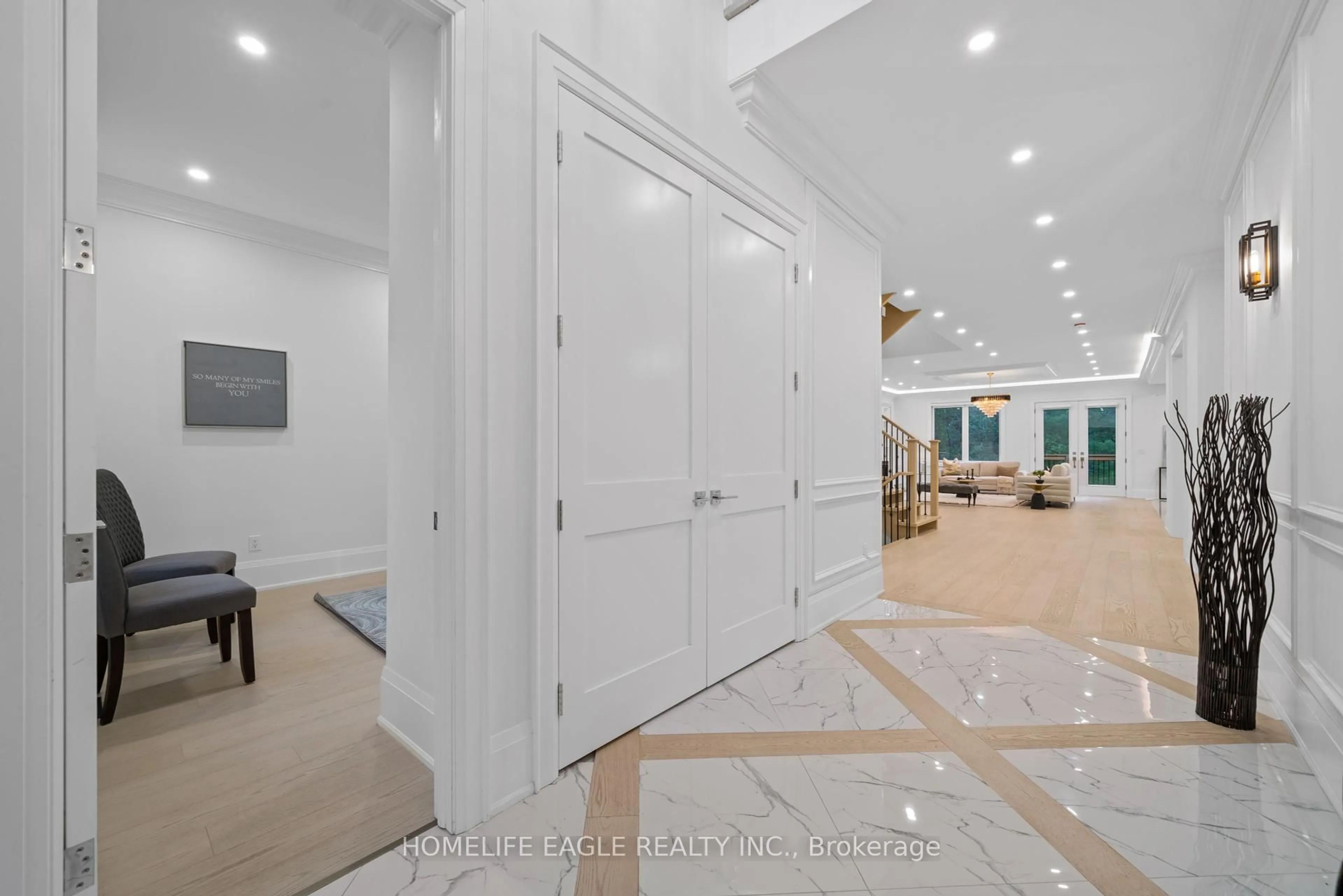 Indoor foyer for 363 Penn Ave, Newmarket Ontario L3Y 2S7