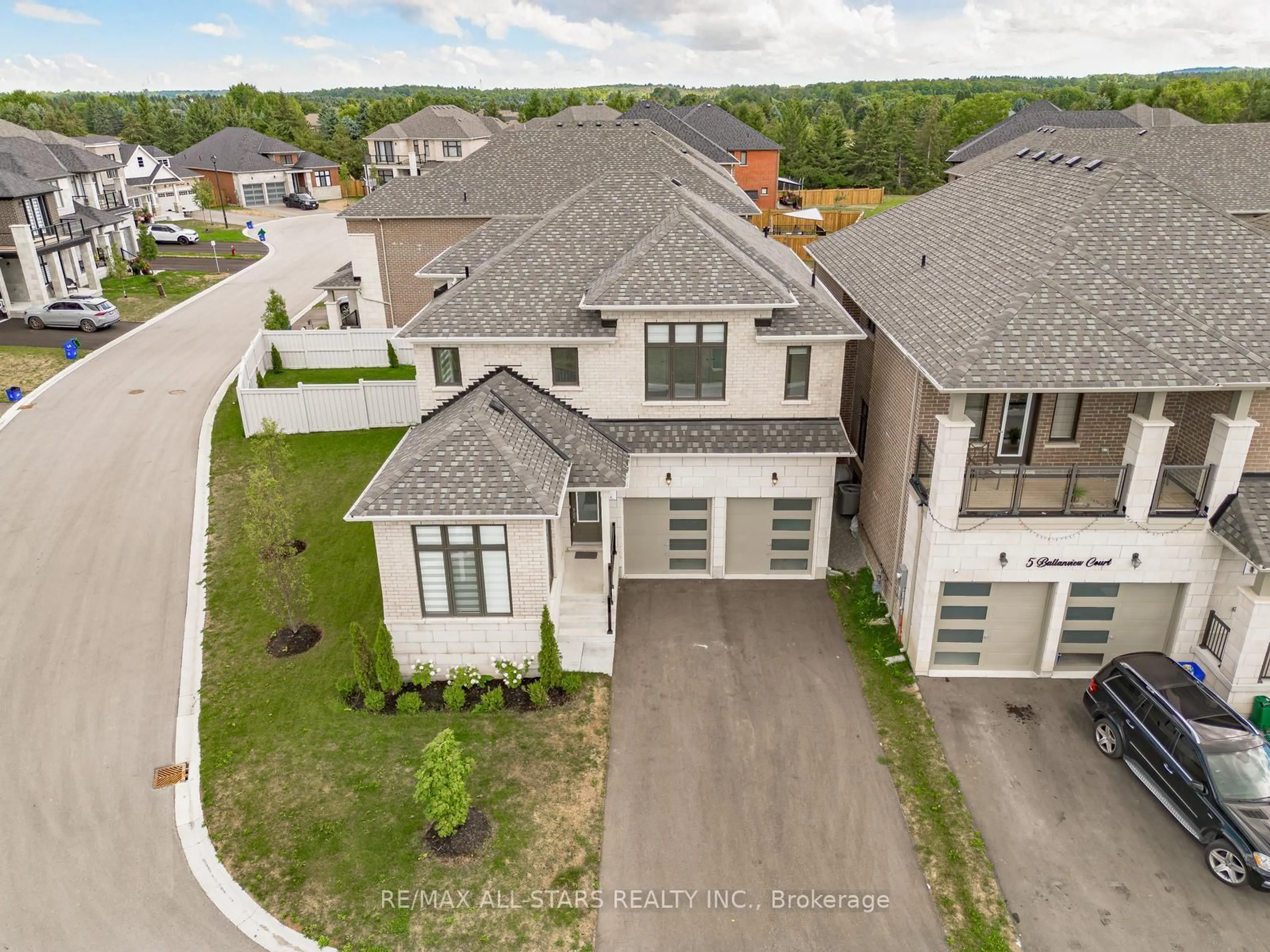 A pic from outside/outdoor area/front of a property/back of a property/a pic from drone, street for 7 Ballanview Crt, Whitchurch-Stouffville Ontario L4A 4W9
