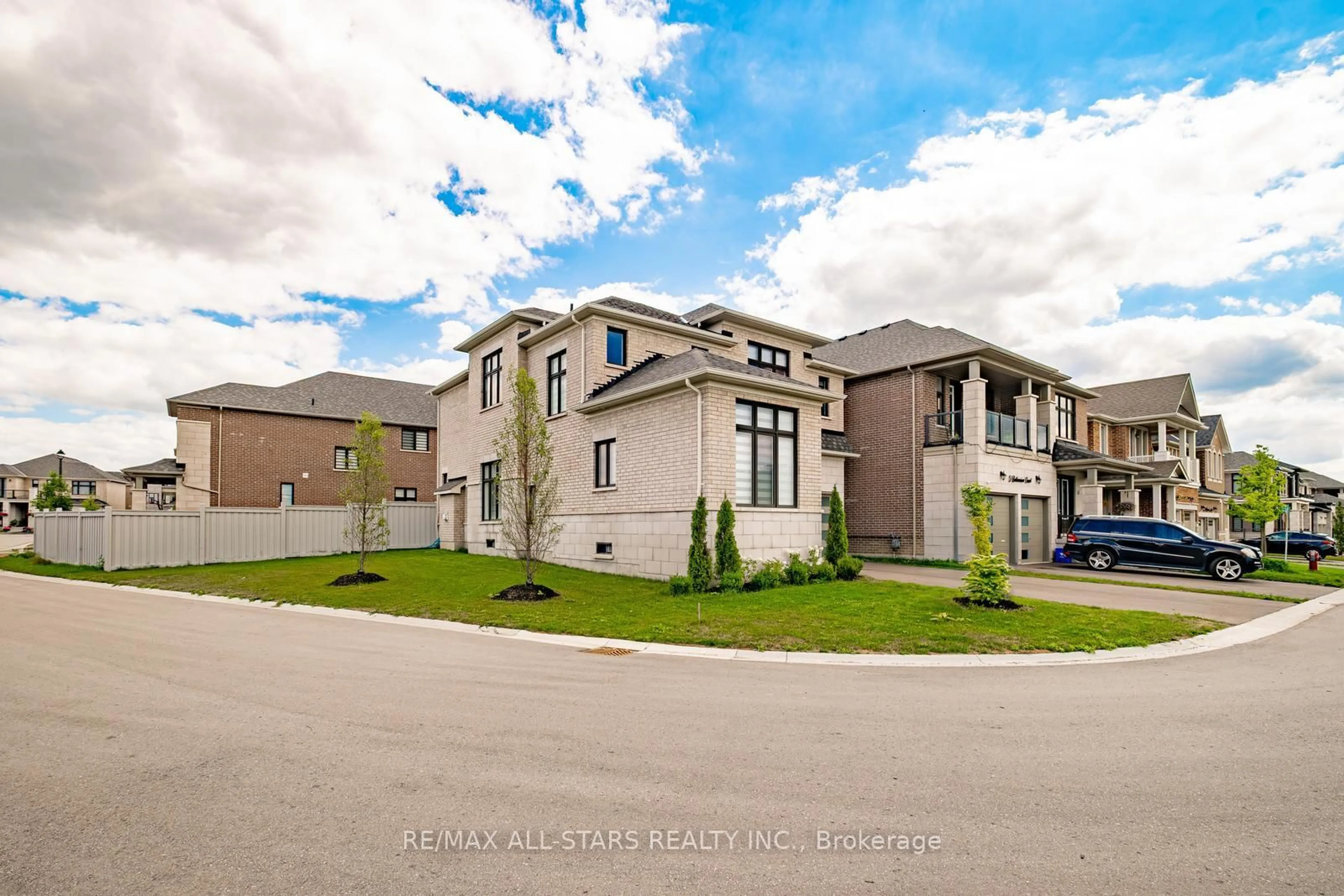 Unknown for 7 Ballanview Crt, Whitchurch-Stouffville Ontario L4A 4W9