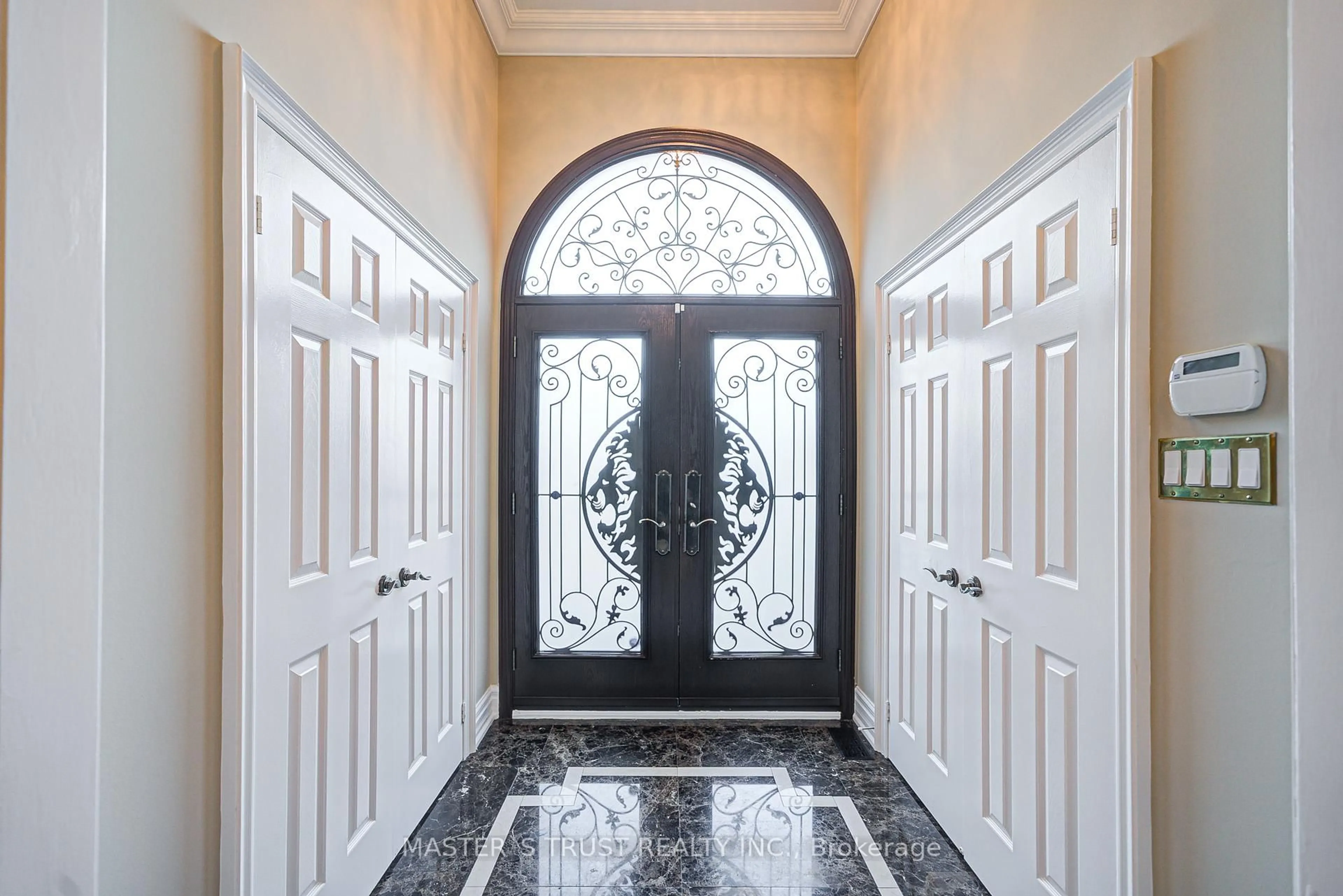 Indoor entryway for 2 Lytton Blvd, Richmond Hill Ontario L4B 3H2