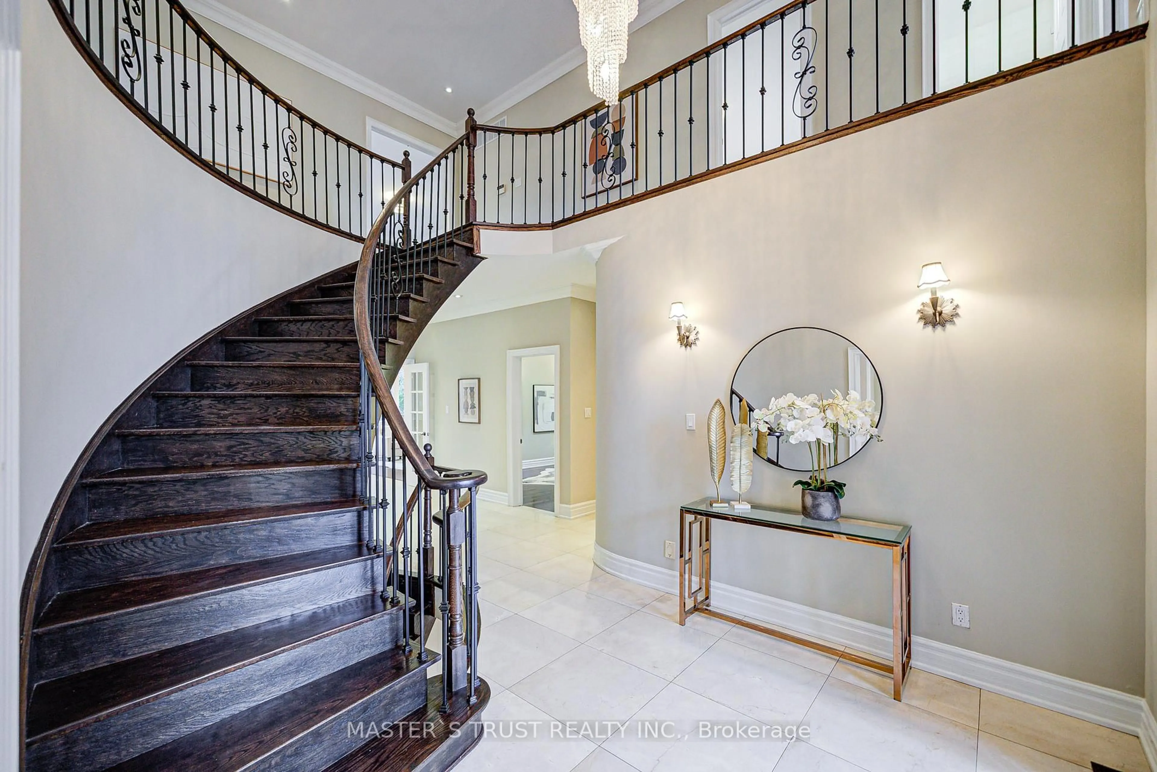 Indoor foyer for 2 Lytton Blvd, Richmond Hill Ontario L4B 3H2