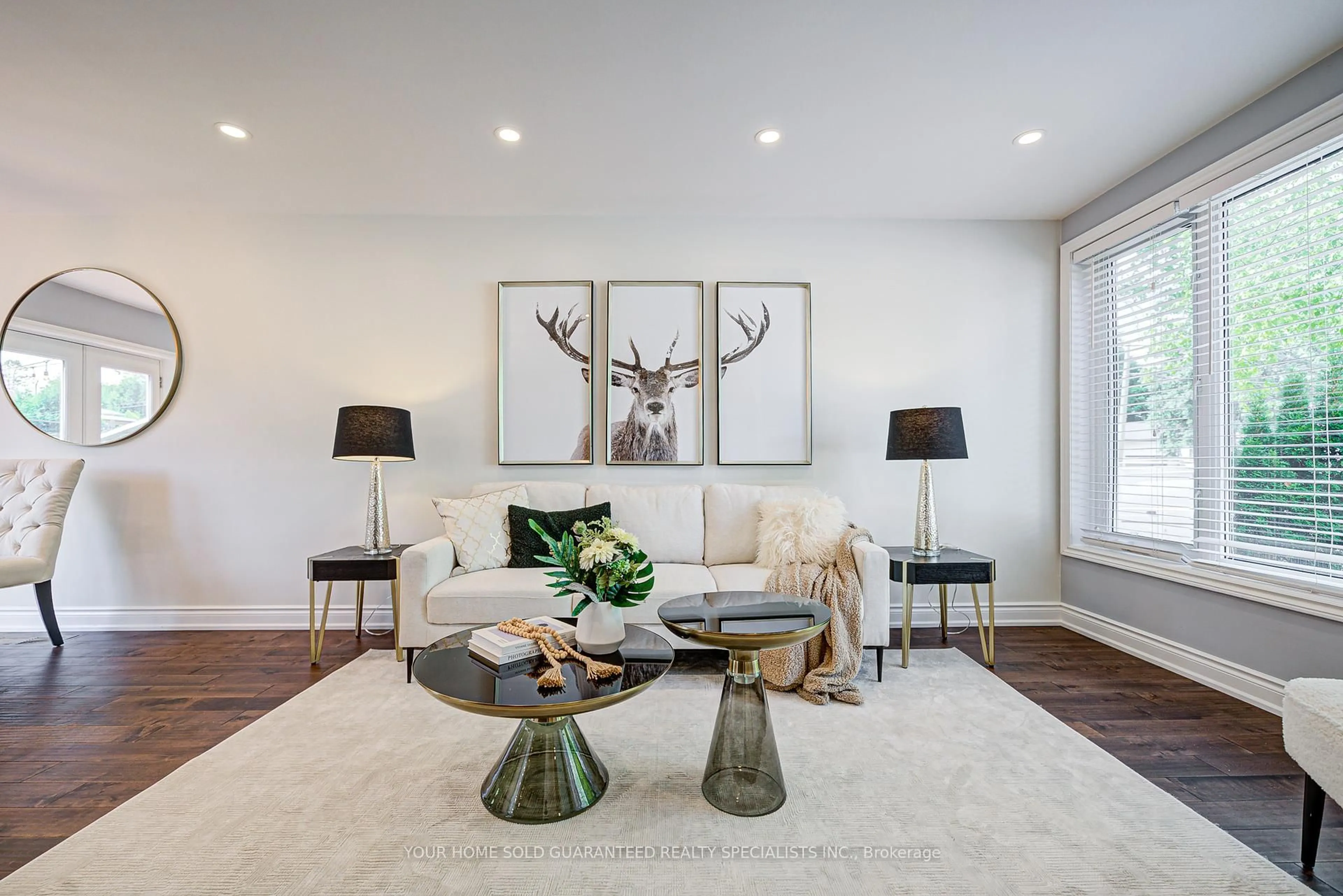 Living room with furniture, unknown for 44 Davidson Rd, Aurora Ontario L4G 2B1