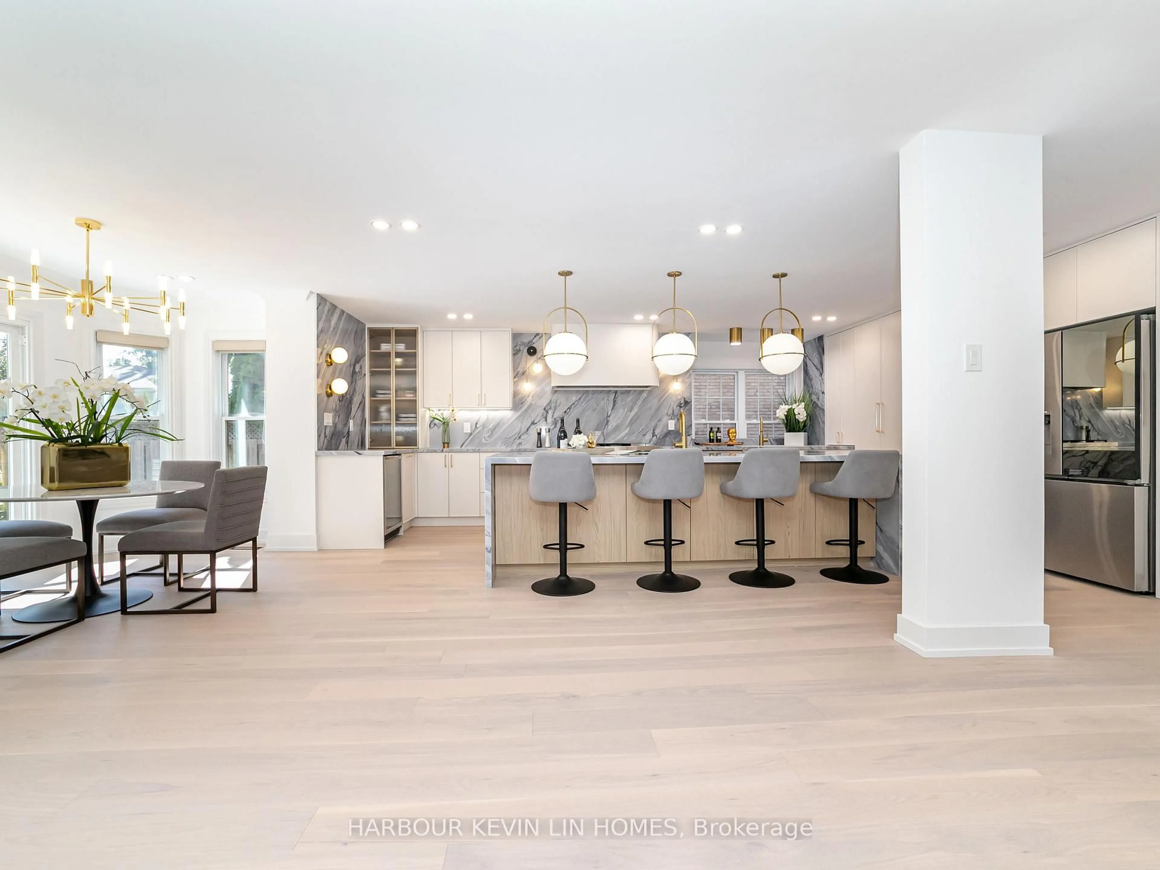 Open concept kitchen, unknown for 19 Willett Cres, Richmond Hill Ontario L4C 7W5