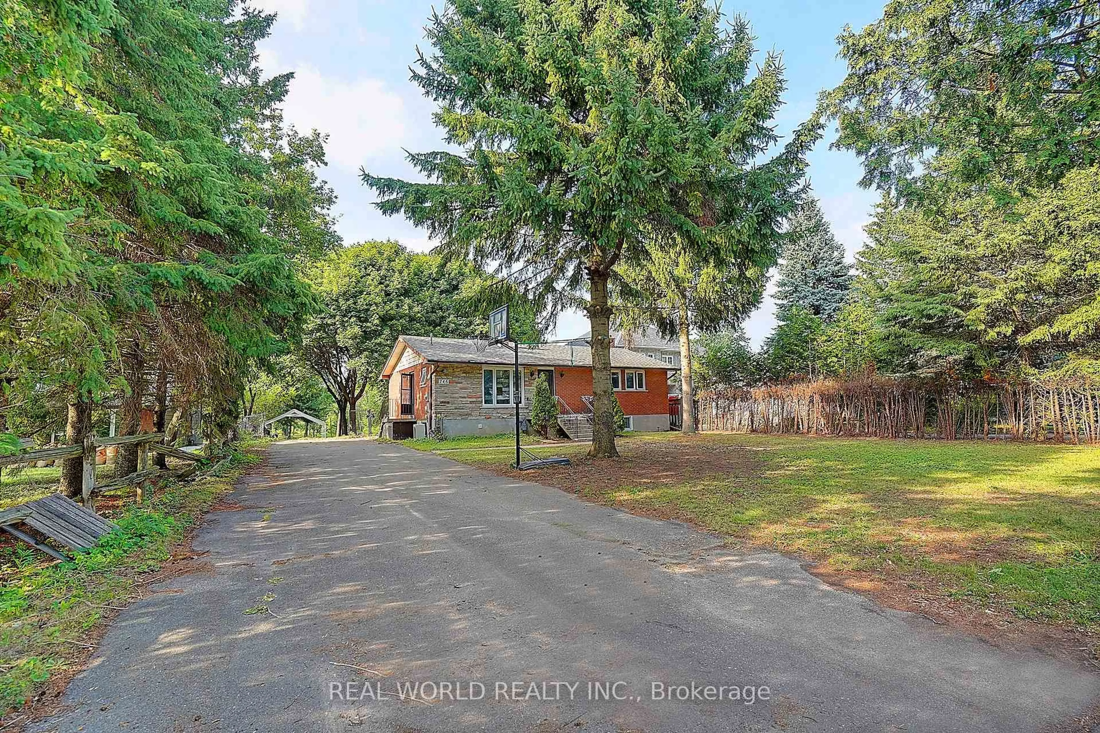A pic from outside/outdoor area/front of a property/back of a property/a pic from drone, street for 246 Douglas Rd, Richmond Hill Ontario L4E 3H4