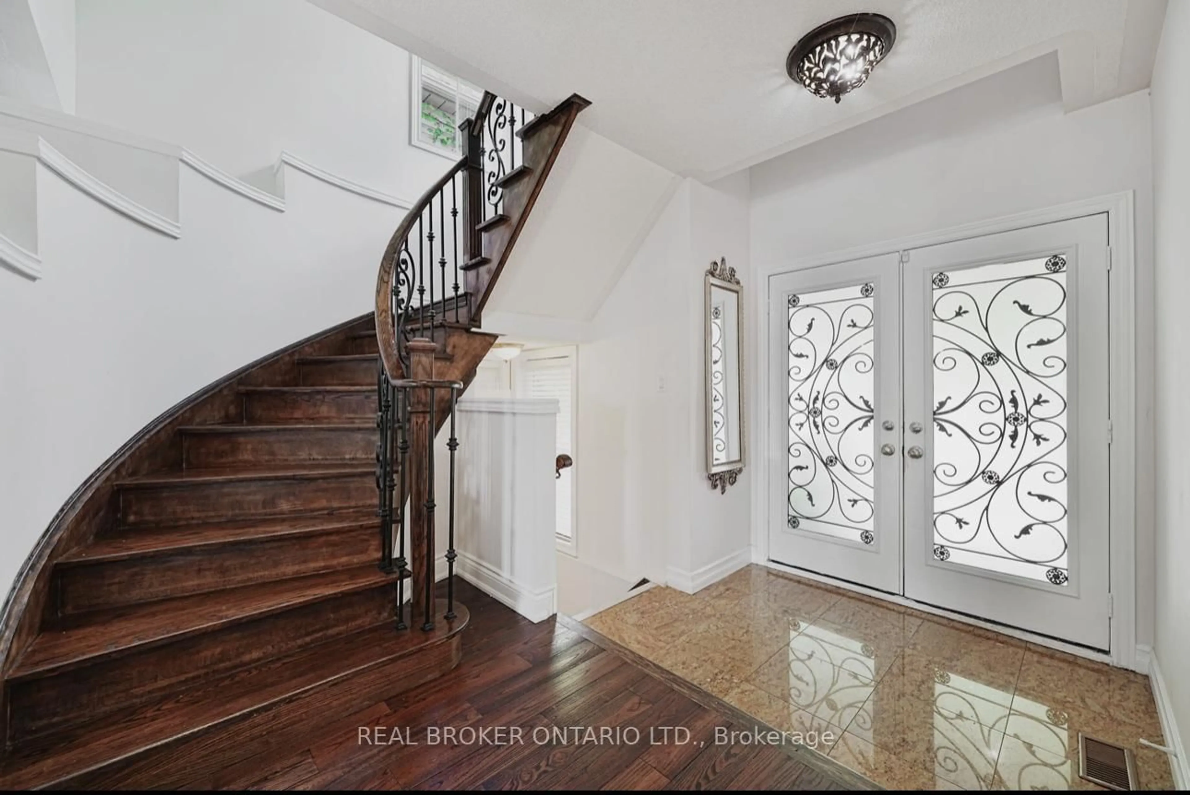 Indoor foyer for 39 Woodroof Cres, Aurora Ontario L4G 7H6