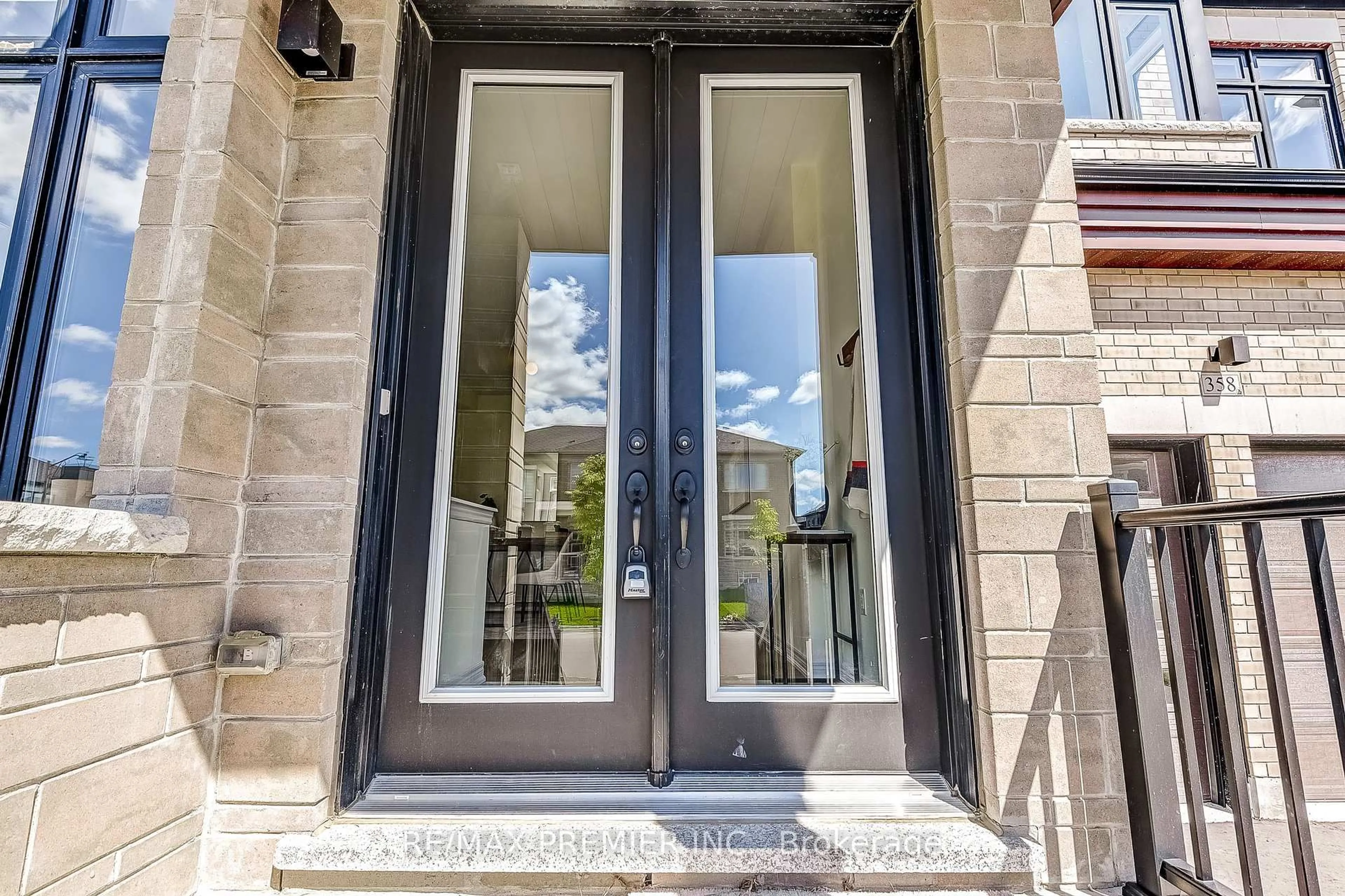 Indoor entryway for 358 Boundary Blvd, Whitchurch-Stouffville Ontario L4A 5E2