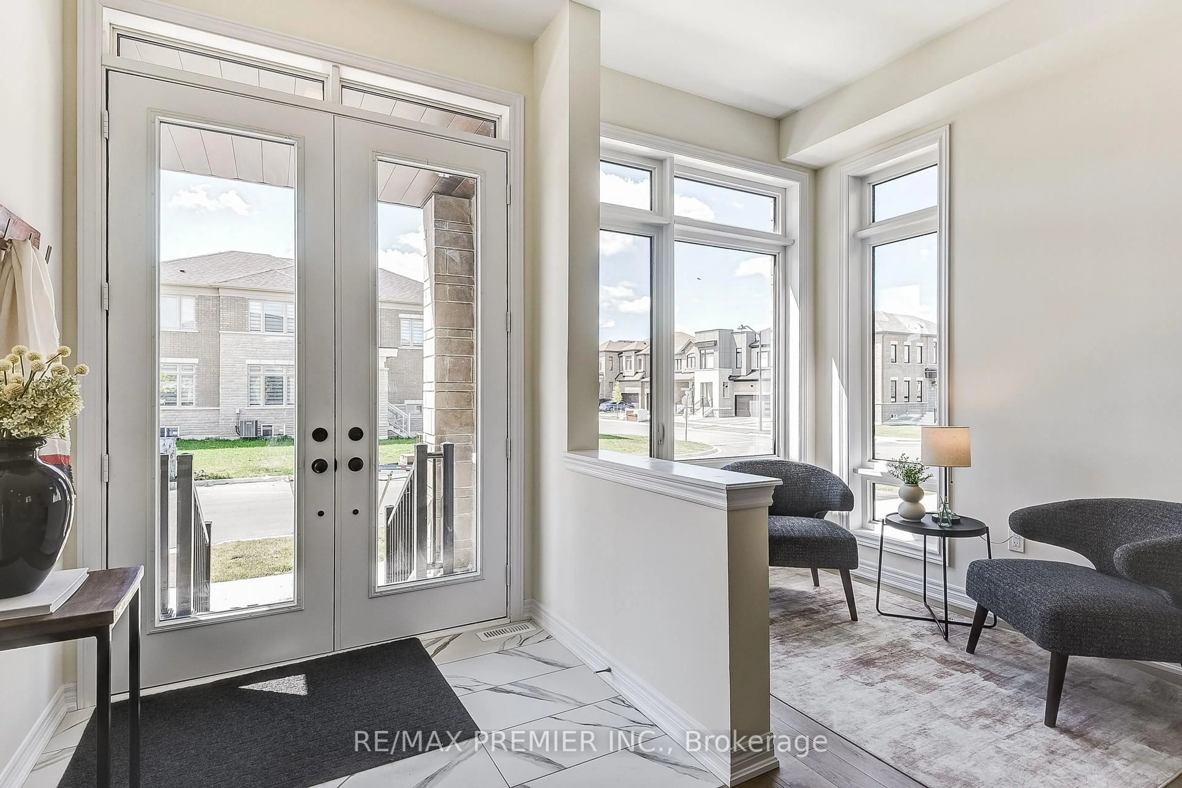 Indoor entryway for 358 Boundary Blvd, Whitchurch-Stouffville Ontario L4A 5E2