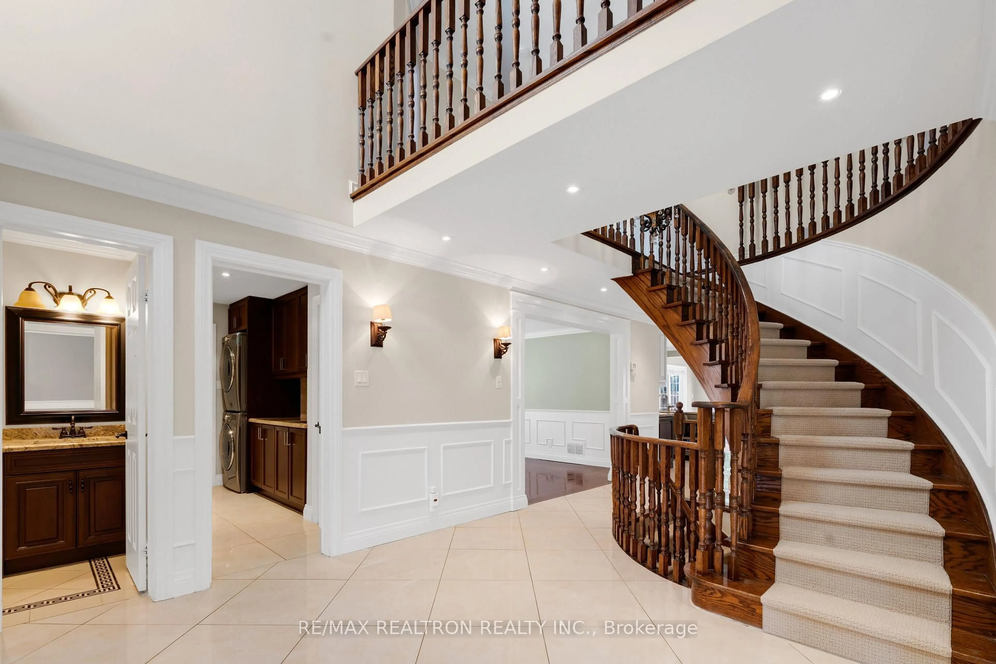 Indoor foyer for 26 Cowles Crt, Richmond Hill Ontario L4C 9A5