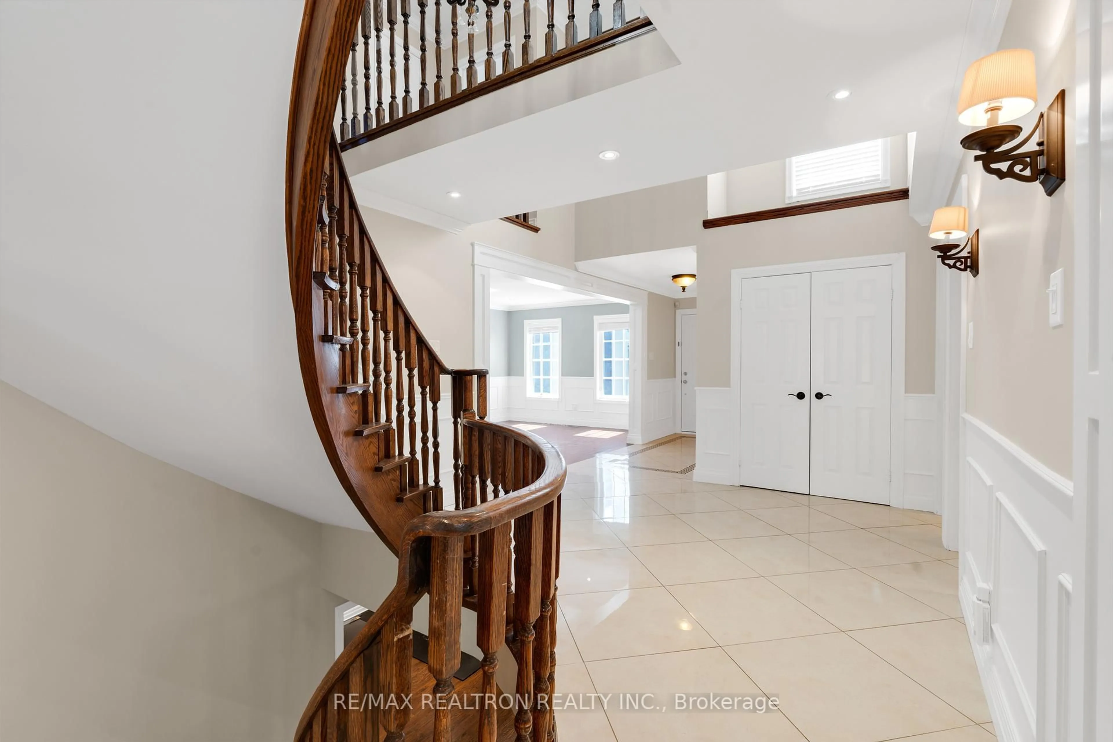 Indoor foyer for 26 Cowles Crt, Richmond Hill Ontario L4C 9A5