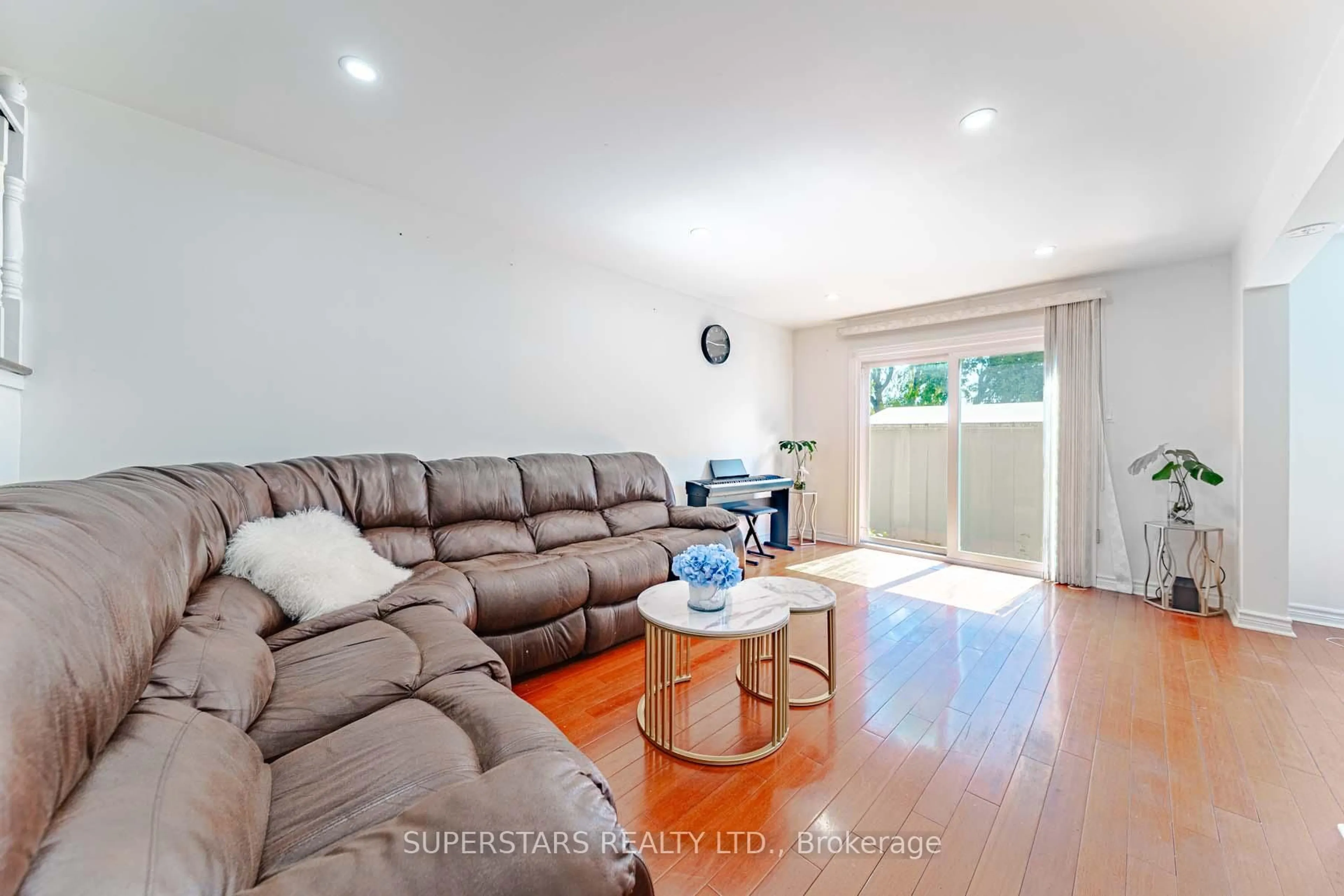 Living room with furniture, unknown for 23 Cheeseman Dr, Markham Ontario L3R 3G3