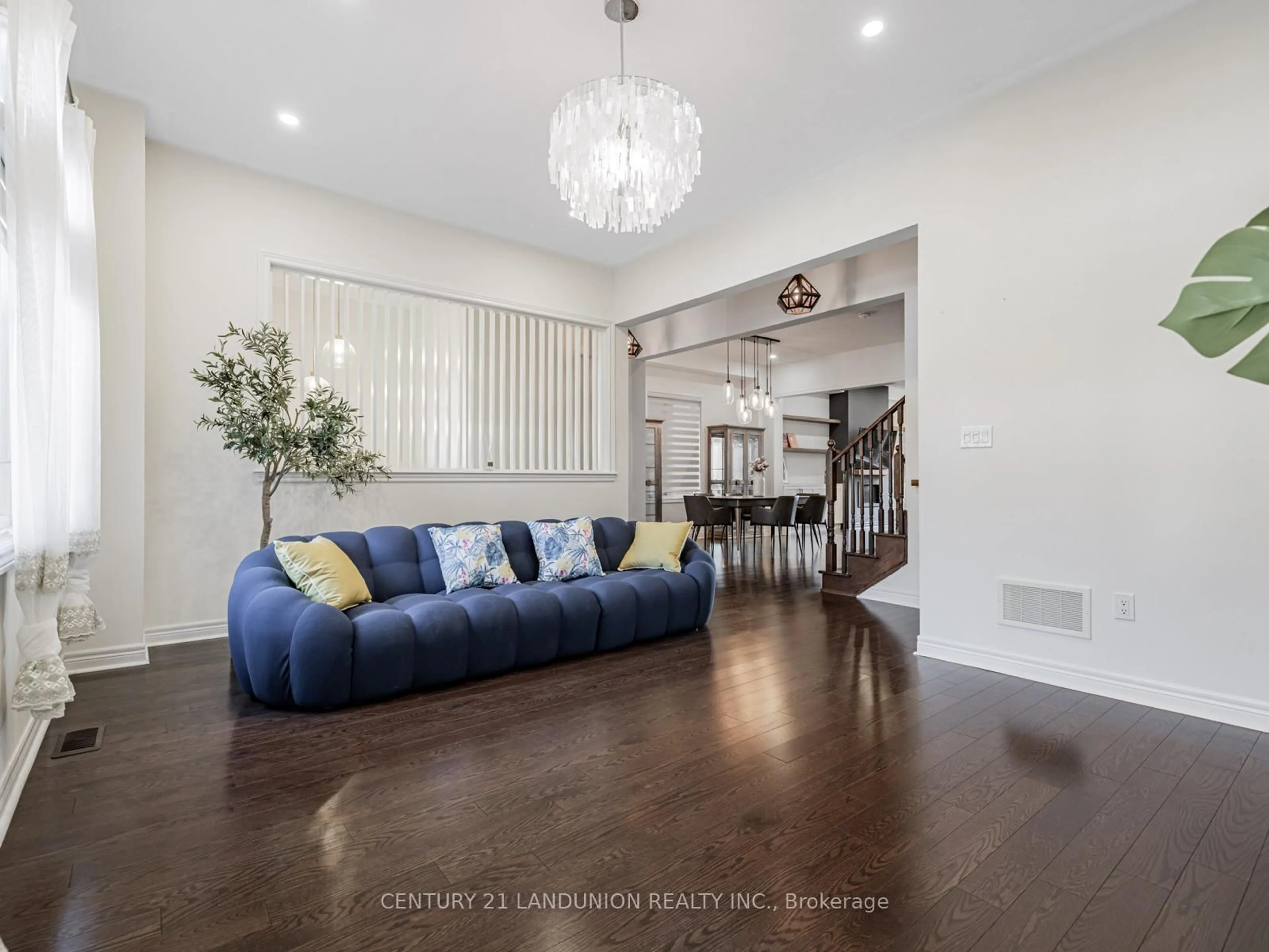 Living room with furniture, unknown for 233 Butternut Ridge Tr, Aurora Ontario L4G 3P1