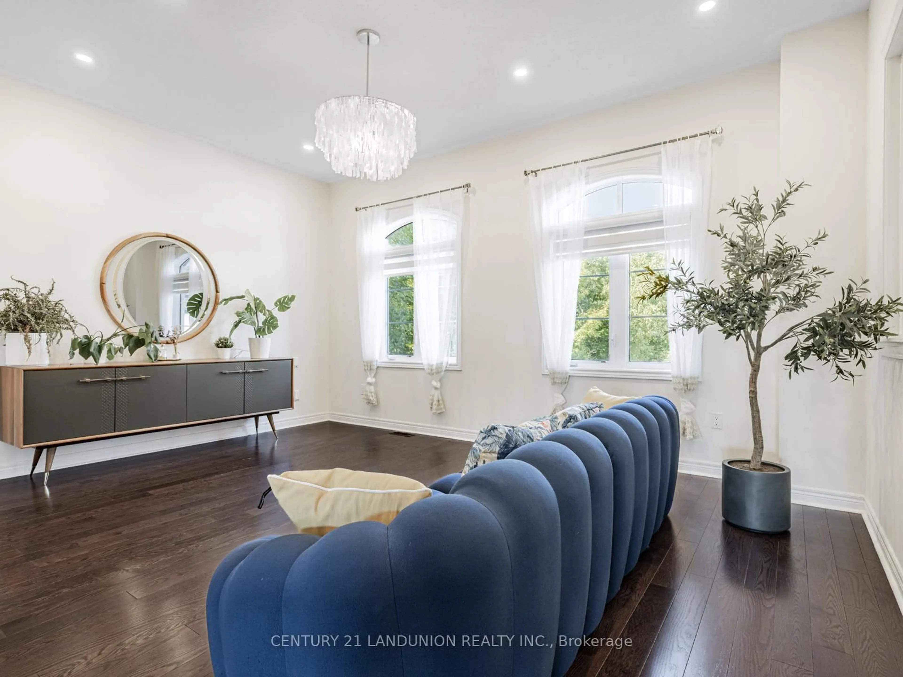 Living room with furniture, wood/laminate floor for 233 Butternut Ridge Tr, Aurora Ontario L4G 3P1